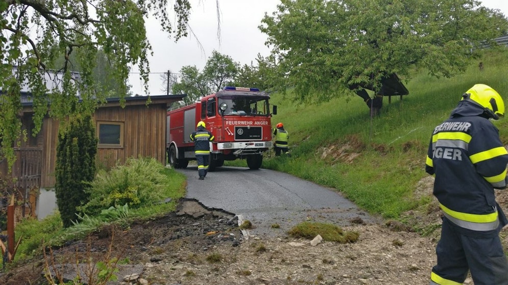 In Anger (Bezirk Weiz) krachte am Mittwoch (19. Mai 2021) ein Kran in ein Wohnhaus. 