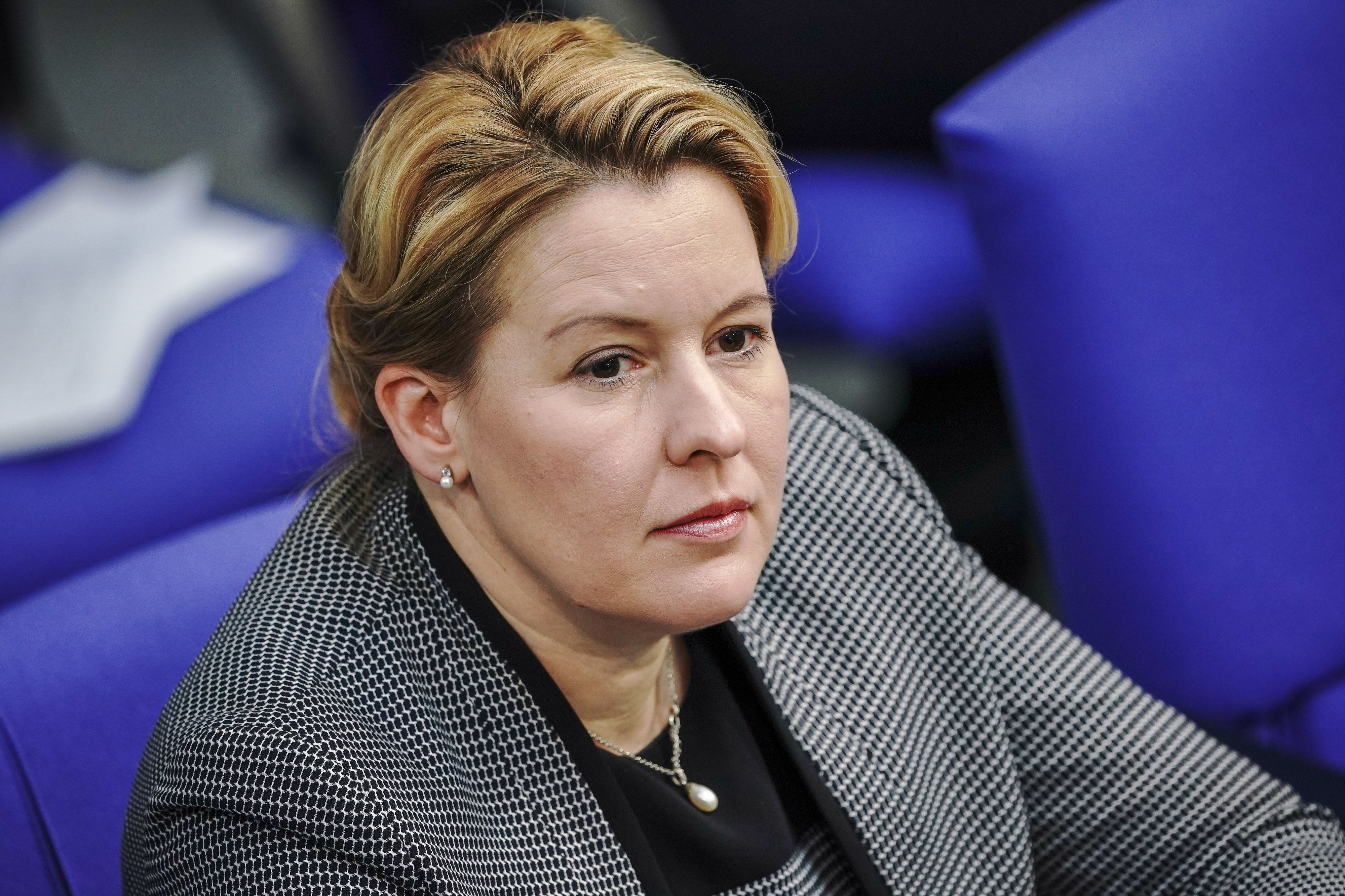 Franziska Giffey (SPD) tritt nach Plagiatsvorwürfen an ihrer Doktorarbeit zurück.