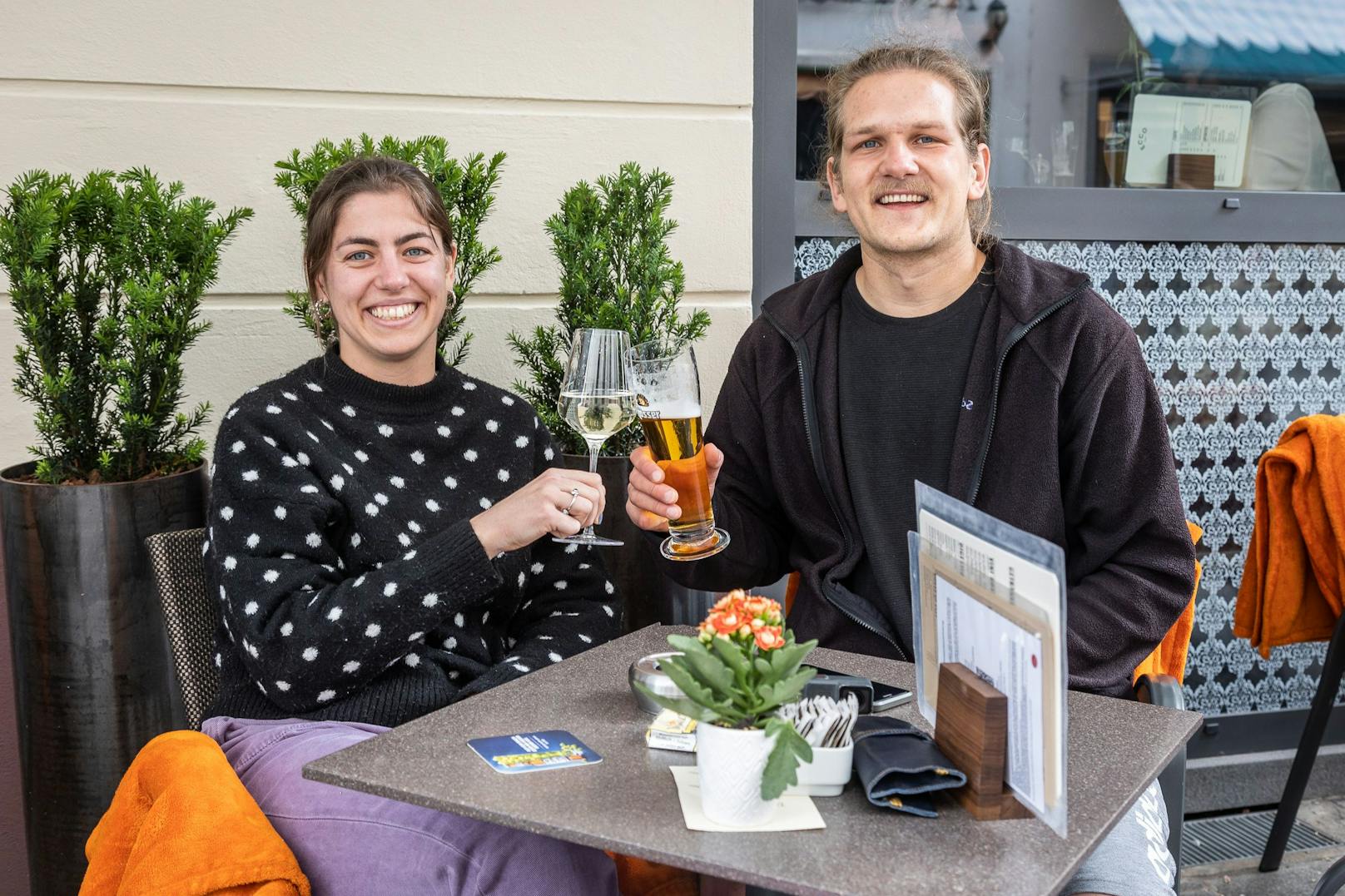 Paul Zeitler (26) und seine Lebensgefährtin Viktoria Furian (23) stoßen im Kaffee Ecco auf die Wiedereröffnung an. Sie sagt: "Wir gehen gerne aus. Auch für heute Abend habe ich schon vor Wochen einen Tisch reserviert. Jetzt können wir uns den Lieferservice sparen."