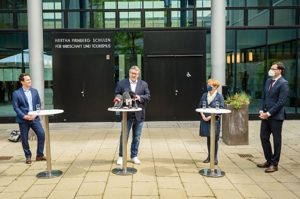 Die Stadt (v.l.n.r.: Vizebürgermeister und Bildungsstadtrat Christoph Wiederkehr (Neos), Gesundheitsstadtrat Peter Hacker (SPÖ) und Bildungsdirektor Heinrich Himmer, hier am Bild mit der&nbsp;Direktorin der Hertha Firnberg Schule für Wirtschaft und Tourismus Maria Ettl) zeigt sich zufrieden mit der Bilanz der PCR-Testungen in Wiens Bildungseinrichtungen. Mit heute, Donnerstag, wurde die Marke von 600.000 Tests geknackt.