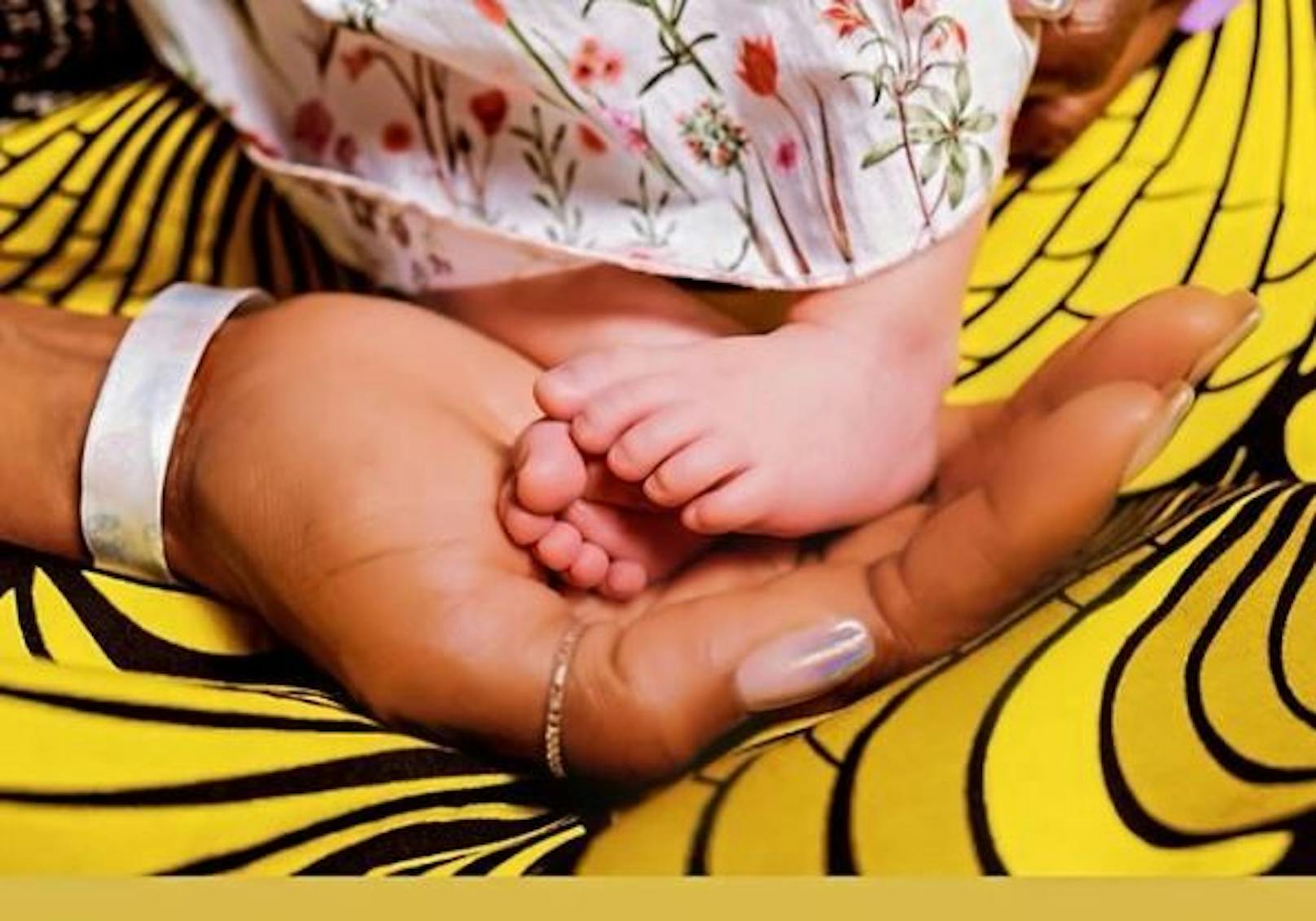 Supermodel Naomi Campbell enthüllte auf Instagram, dass sie erstmals Mutter geworden ist. Für viele kommt die Nachricht überraschend, da Naomi in den vergangenen Monaten nie mit Babybauch gesichtet wurde.