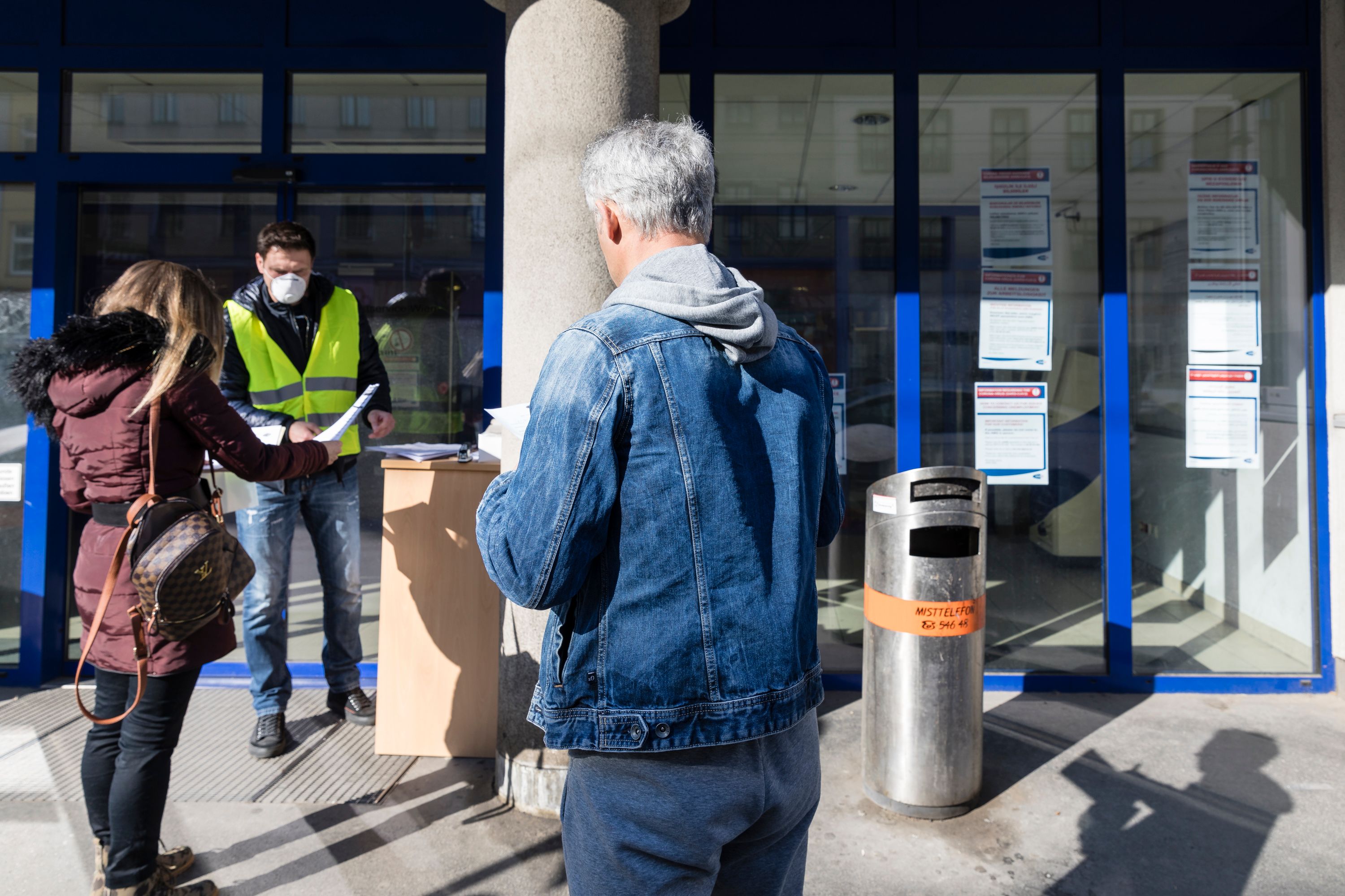 Kunden vor dem Eingang einer AMS-Geschäftsstelle in Wien.