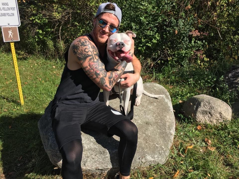 Dan Tillery adoptierte seinen Hund 