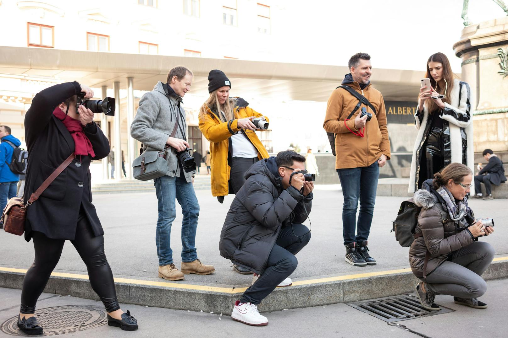 "Unser Ziel ist es, den Schülern ein wenig die Geschichte der Fotografie anschaulich näherzubringen, mit der Leica durch die Erfindung des Kleinbild-Formates eng verbunden ist", so Christian Chladek, der Leiter der Leica Akademie Austria.