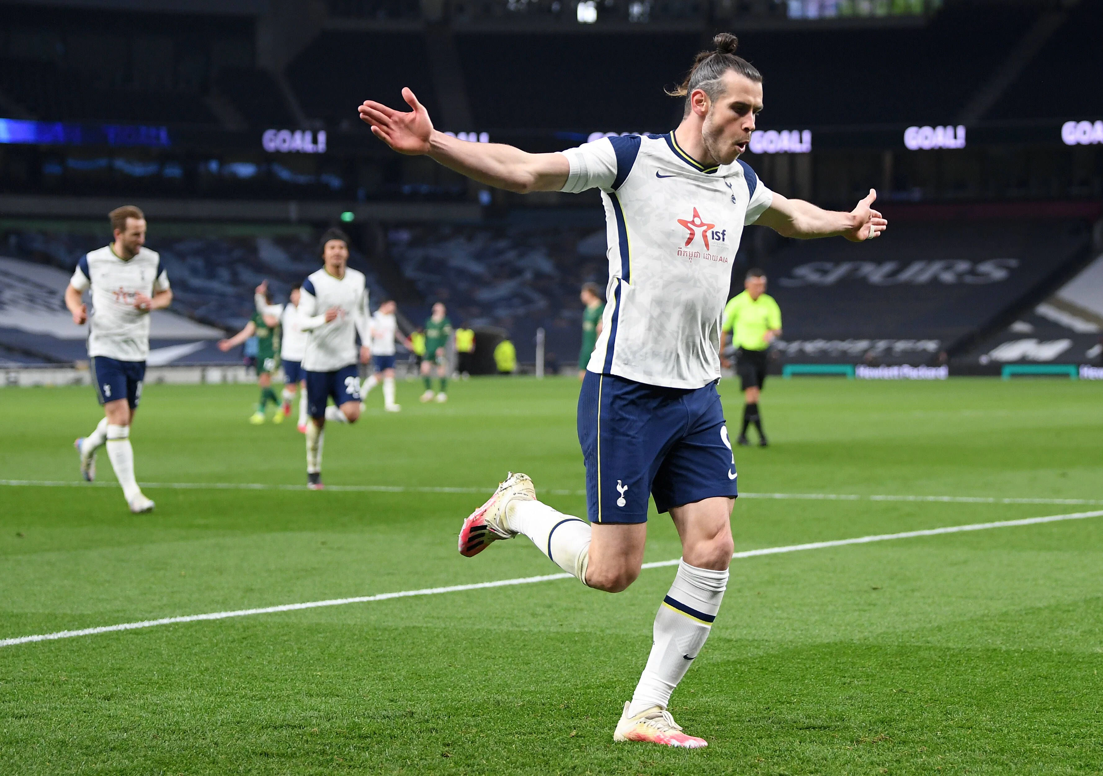 Gareth Bale jubelt über seinen Hattrick.