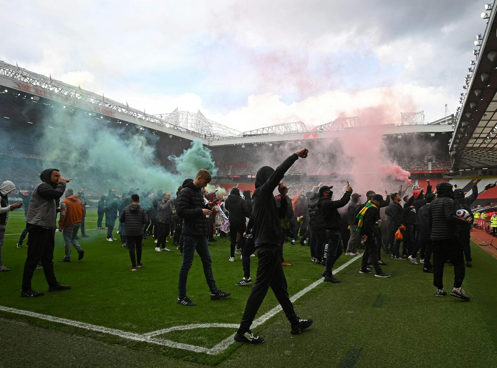 Tausende Manchester-United-Fans protestieren rund um das Old Trafford. Einige verschaffen sich sogar Zugang und stürmen den Rasen.