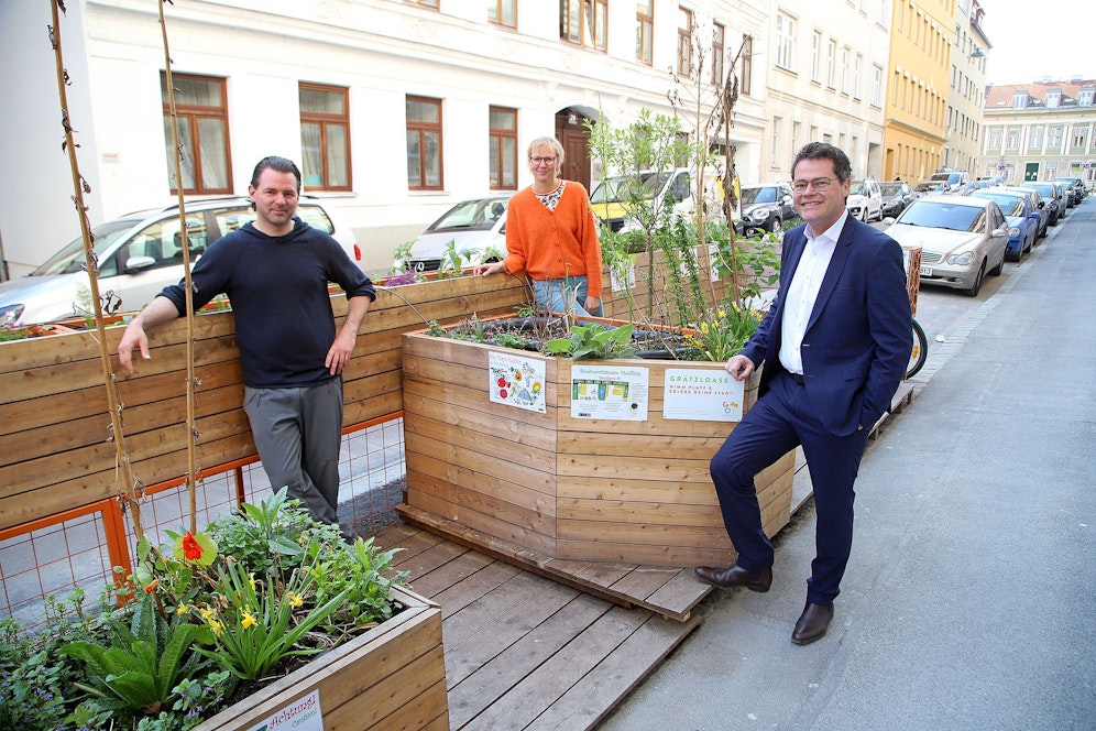 Klimastadtrat Jürgen Czernohorszky bei einer Grätzeloase in der Mandlgasse.