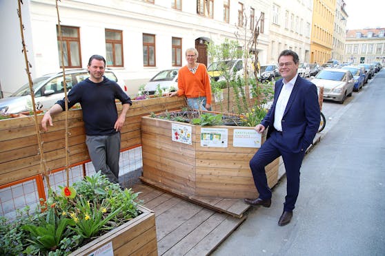 Klimastadtrat Jürgen Czernohorszky bei einer Grätzeloase in der Mandlgasse.