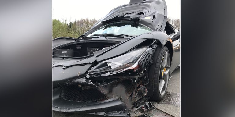 Die Vorderseite des Sportwagens wurde bei der Kollision schwer beschädigt.