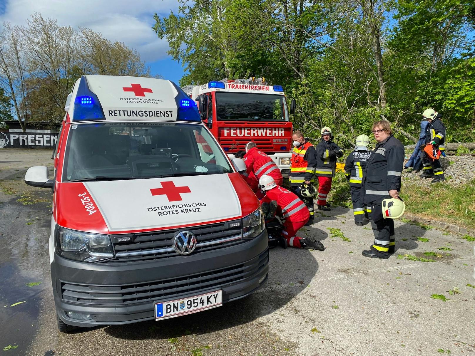 Die Rettung und Kollegen des Verletzten im Einsatz.