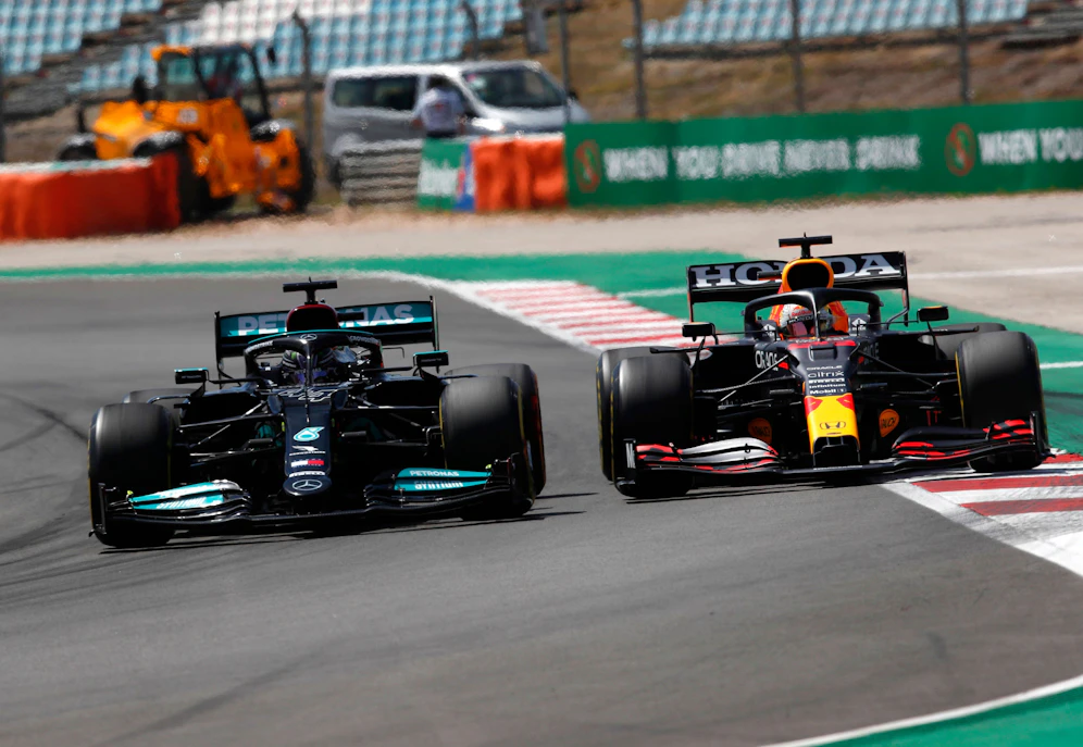 Lewis Hamilton schlägt Max Verstappen.