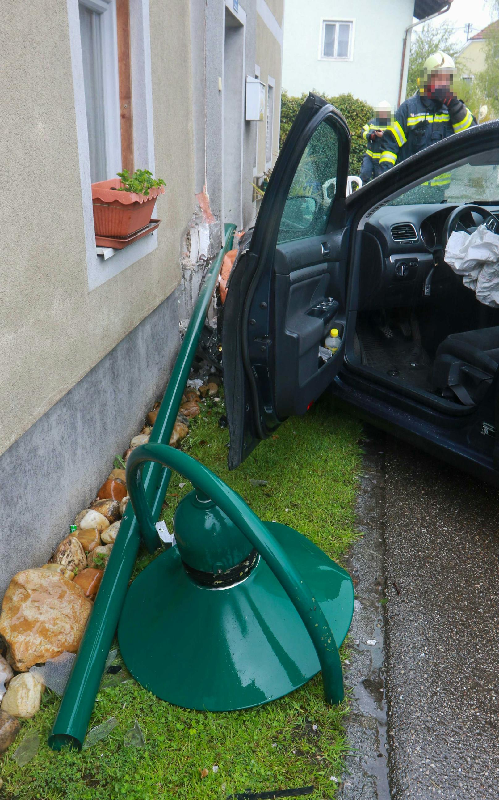 In Polling krachte ein VW-Fahrer mit seinem Wagen gegen eine Hausmauer.
