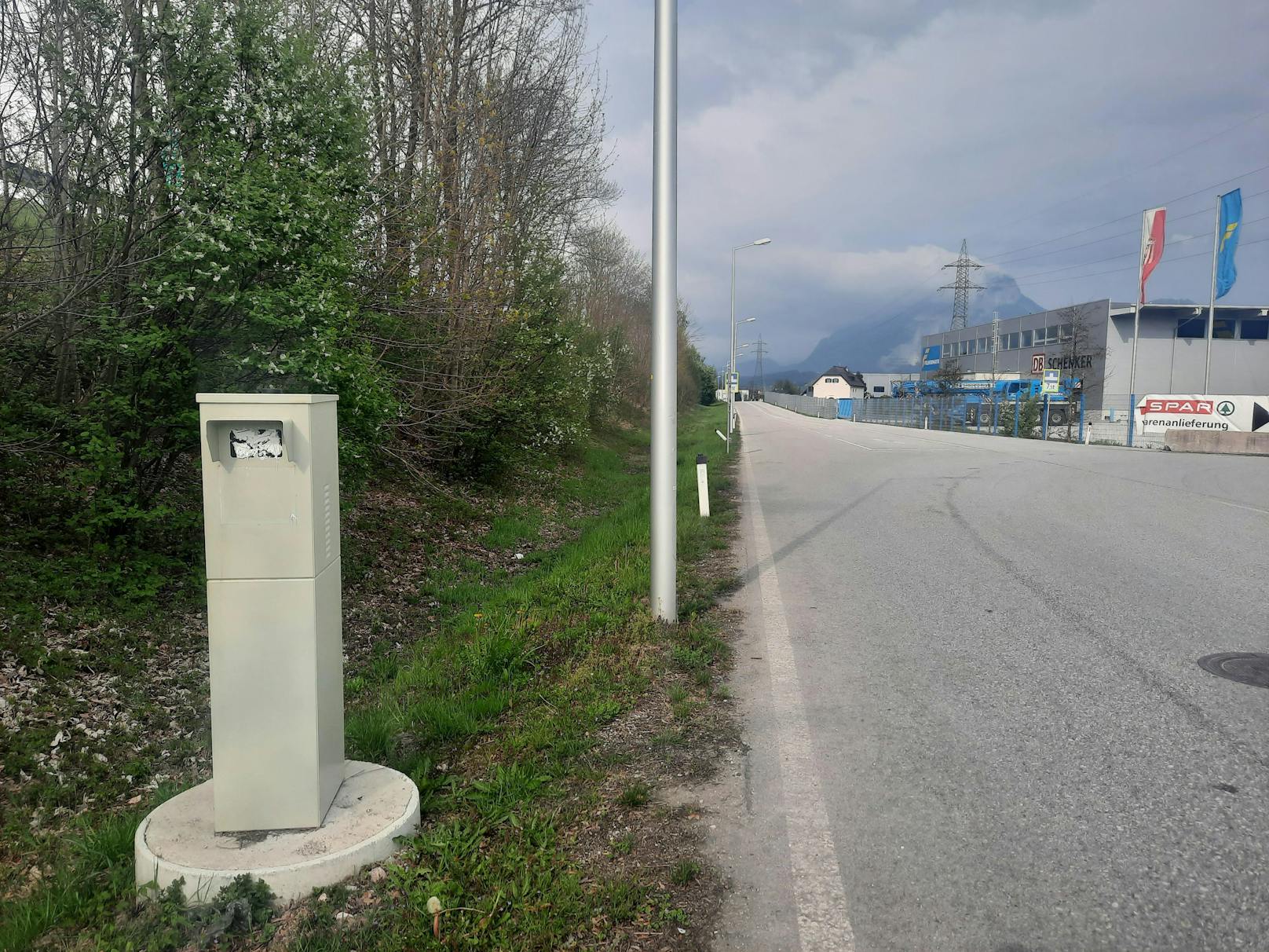 In Wörgl (Tirol) sind mehrere Radarkästen mit Bausilikon verklebt worden. 
