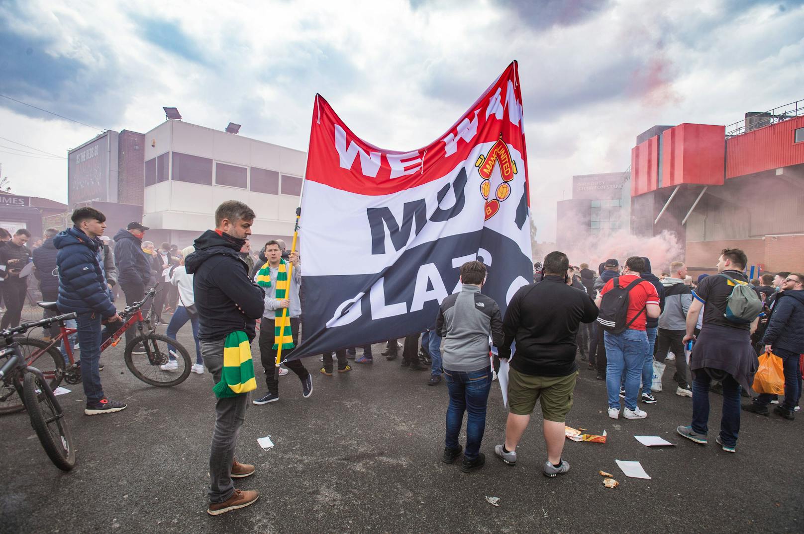 Tausende Manchester-United-Fans protestieren rund um das Old Trafford. Einige verschaffen sich sogar Zugang und stürmen den Rasen.