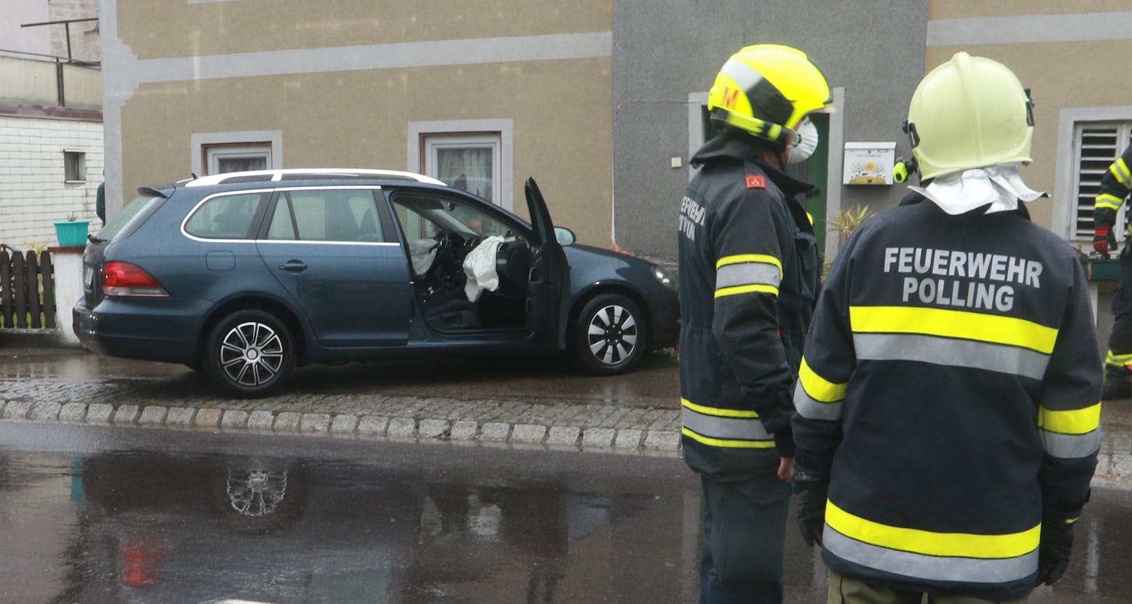 In Polling krachte ein VW-Fahrer mit seinem Wagen gegen eine Hausmauer.