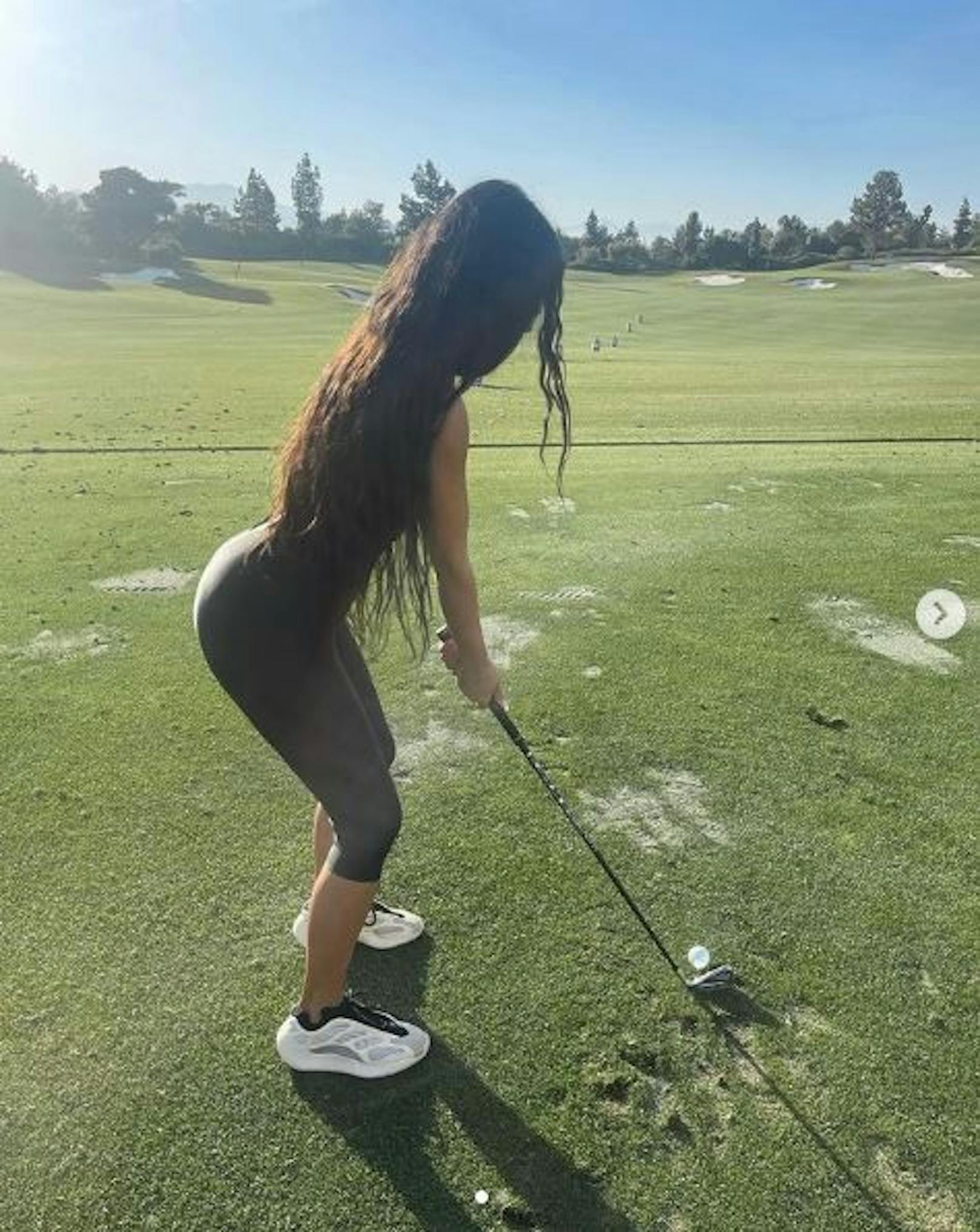 Kim Kardashian hat nach ihrem Ehe-Aus ein neues Hobby für sich entdeckt. "Und plötzlich bin eine Golferin", schreibt sie zu dem Foto.