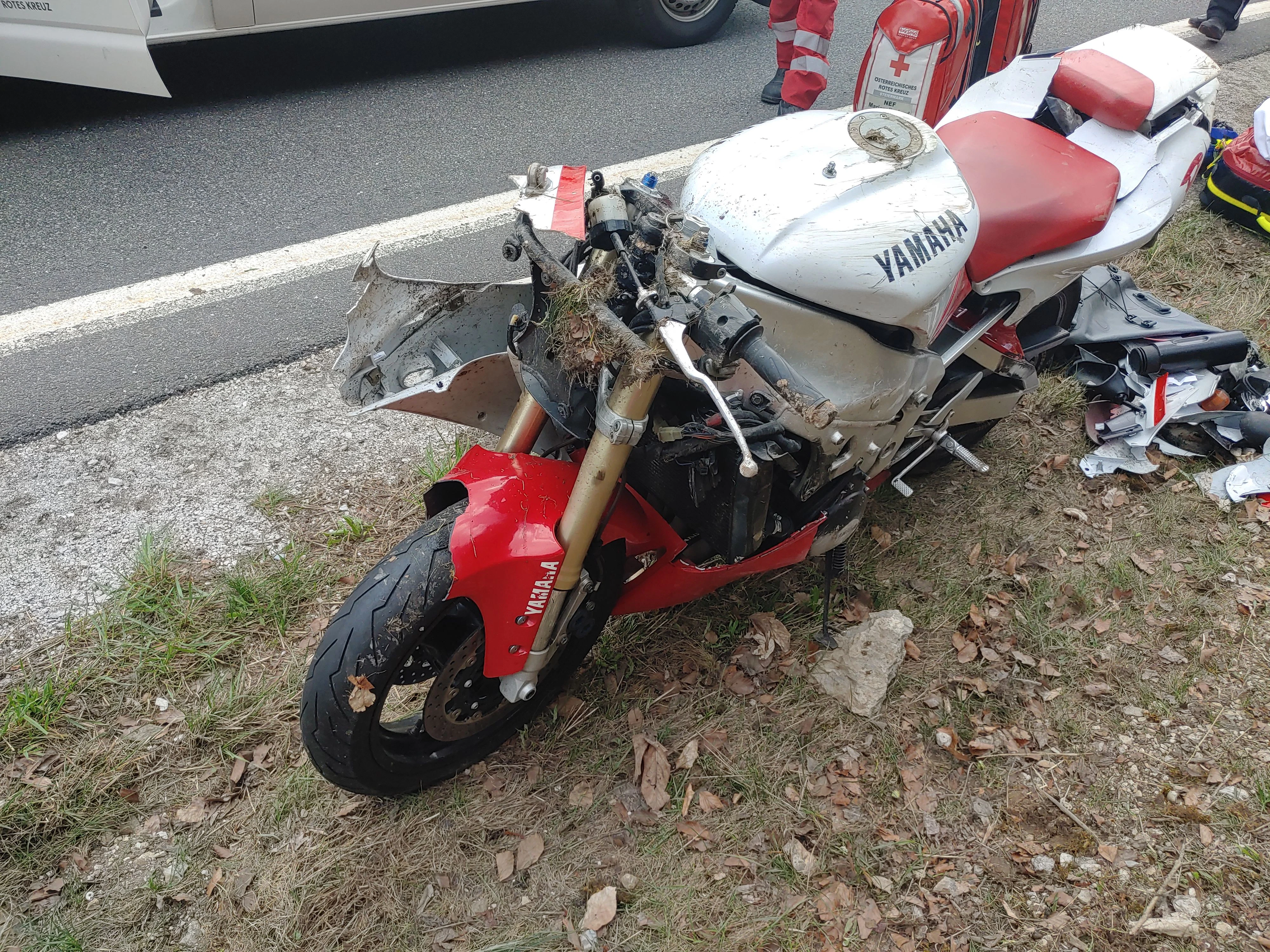 Das schwer beschädigte Motorrad.