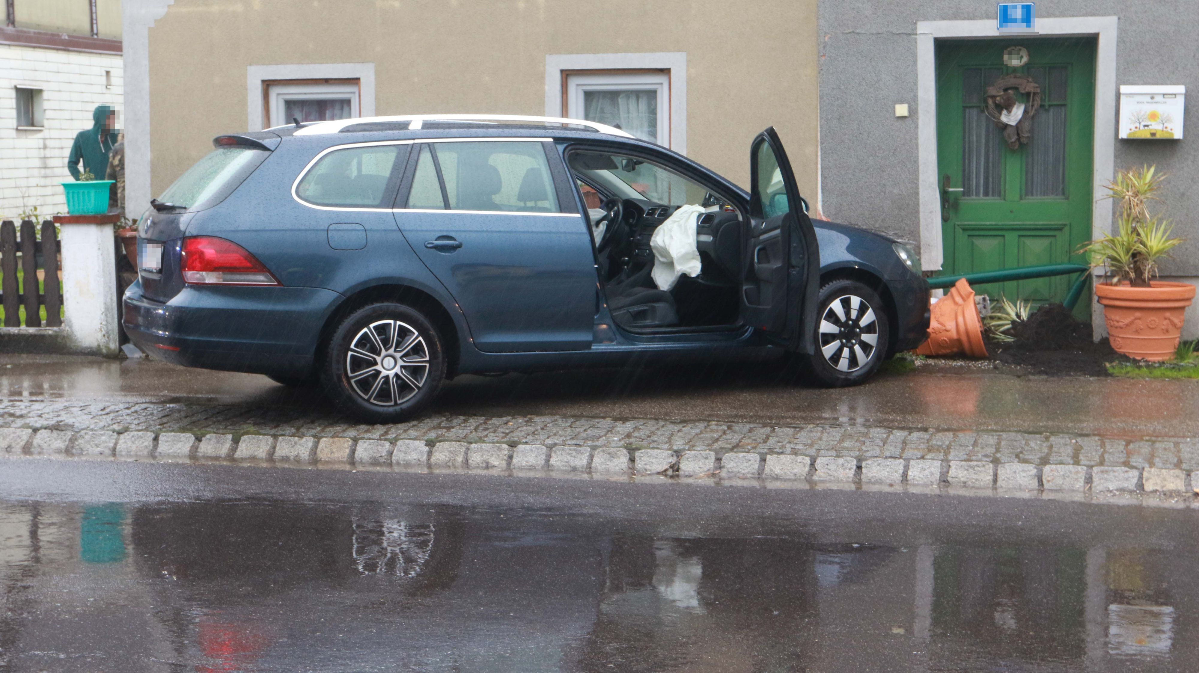 In Polling krachte ein VW-Fahrer mit seinem Wagen gegen eine Hausmauer.