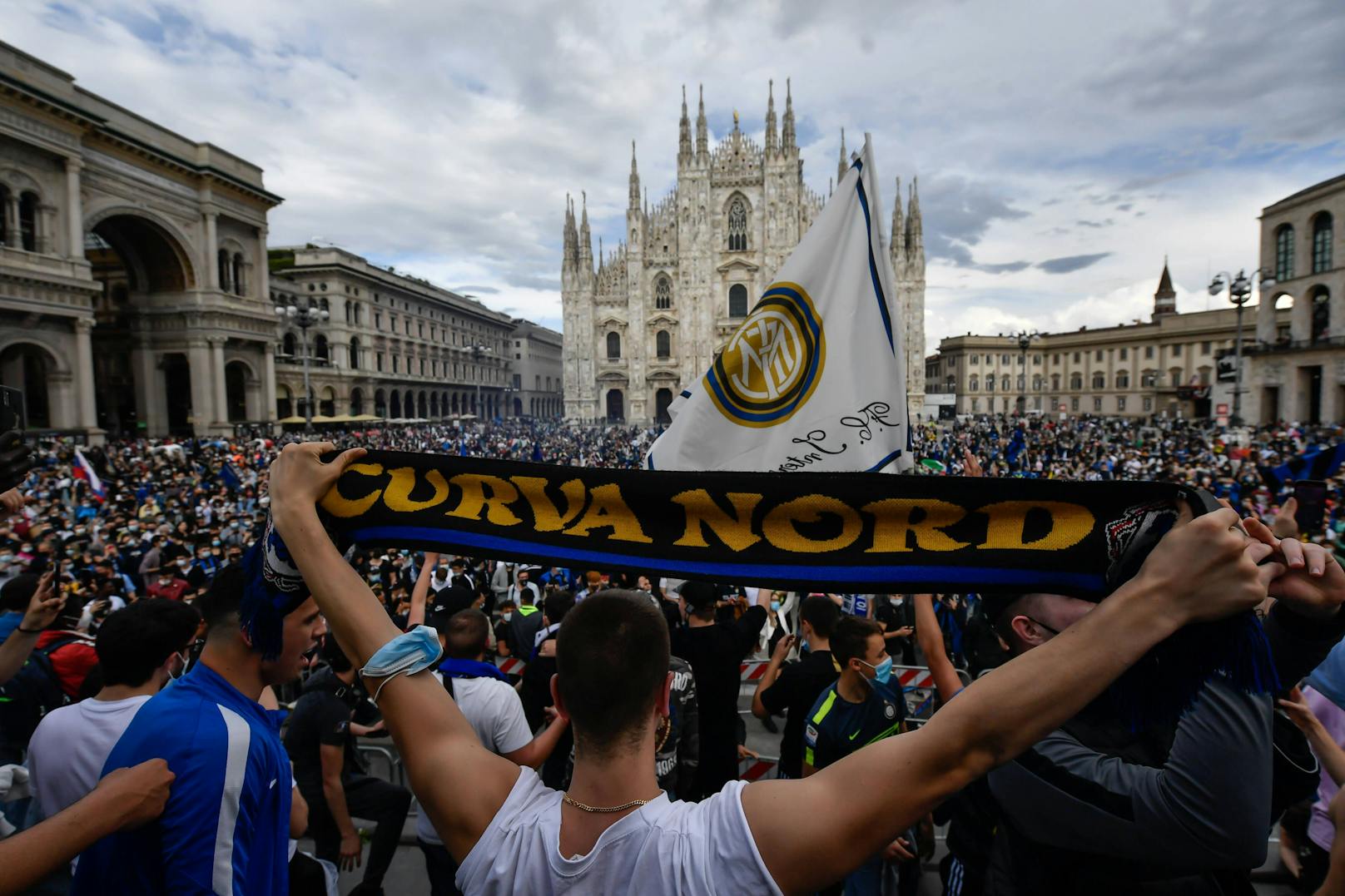 Menschenmassen feiern den Meistertitel von Inter vor dem Mailänder Dom.