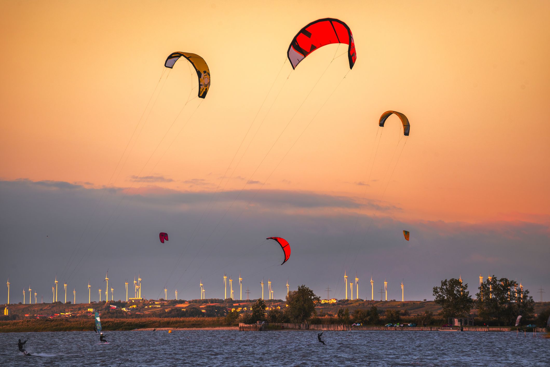 Symbolfoto von Kite-Surfern in Podersdorf.