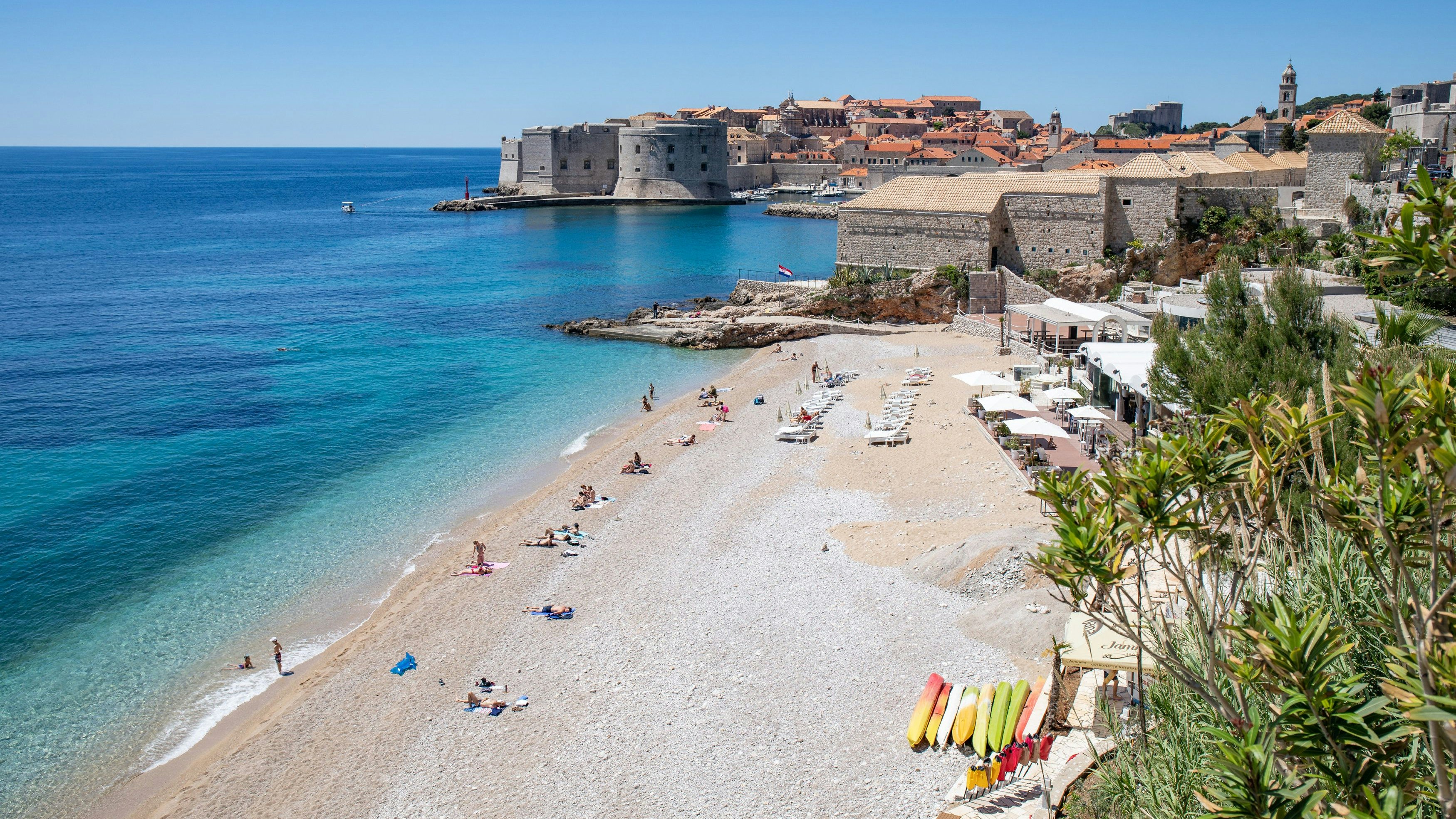 Download von www.picturedesk.com am 20.05.2021 (12:58).  09.05.2021, Dubrovnik, CRO, Urlaub in Kroatien, im Bild Panoramablick auf die Altstadt mit Menschen, die die Zeit am Strand genießen // Panoramic view of old town Dubrovnik and people enjoying the beach time Dubrovnik, Croatia on 2021/05/09. EXPA Pictures © 2021, PhotoCredit: EXPA/ Pixsell/ Grgo Jelavic *****ATTENTION - for AUT, SLO, SUI, SWE, ITA, FRA only***** - 20210510_PD5946 - Rechteinfo: Rights Managed (RM)