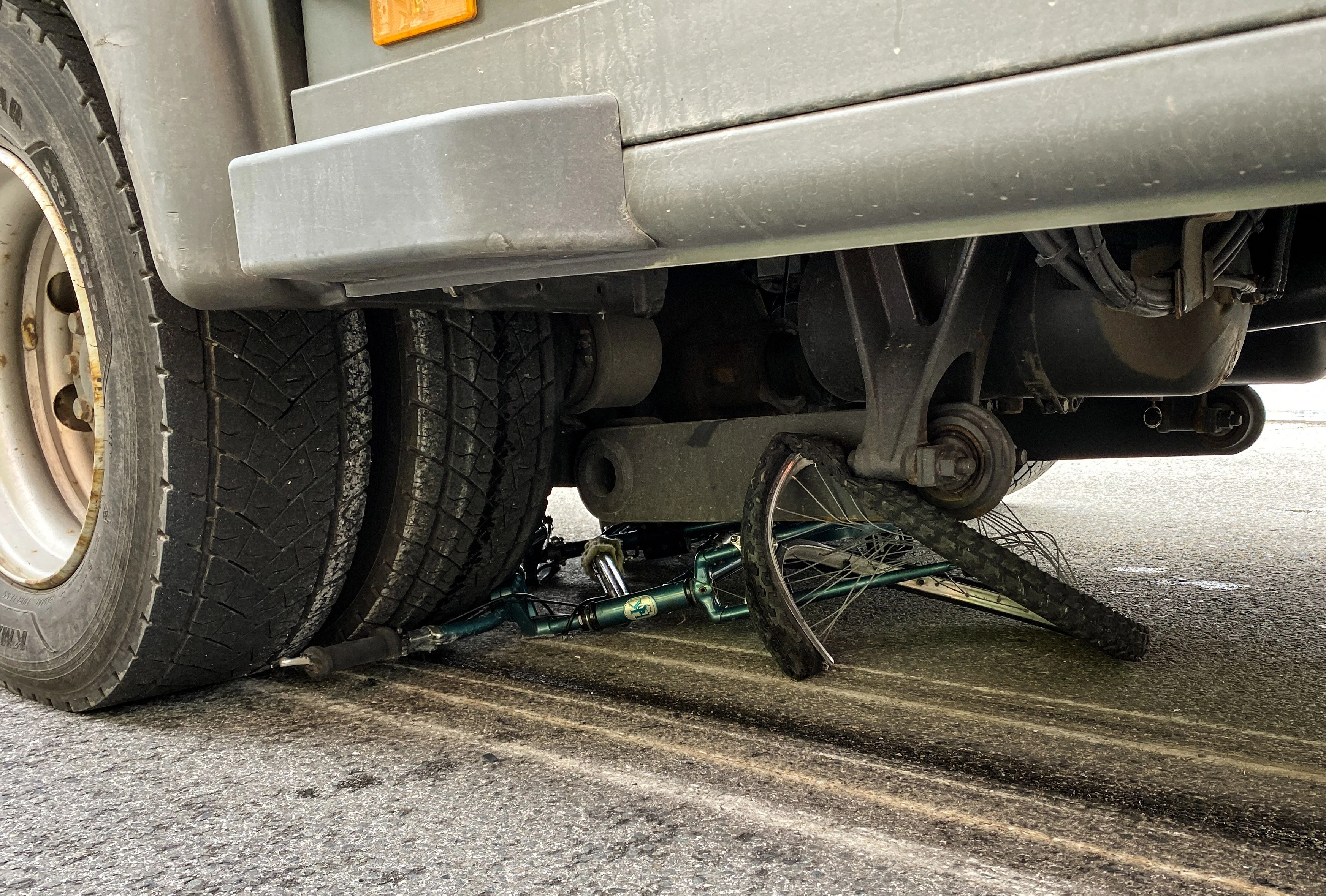 Am Donnerstag gegen 8:50 überrollte ein LKW an der Kreuzung Amraserstrasse / Anton Eder Strasse eine Radfahrerin an der dortigen Kreuzung. Die Dame wurde schwerverletzt vom Notarzt in das Krankenhaus Innsbruck verbracht . VI PI Wilten