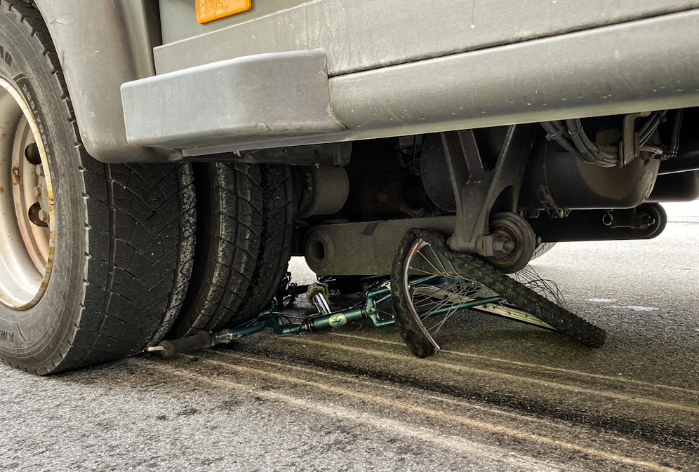 Am Donnerstag gegen 8:50 überrollte ein LKW an der Kreuzung Amraserstrasse / Anton Eder Strasse eine Radfahrerin an der dortigen Kreuzung. Die Dame wurde schwerverletzt vom Notarzt in das Krankenhaus Innsbruck verbracht . VI PI Wilten