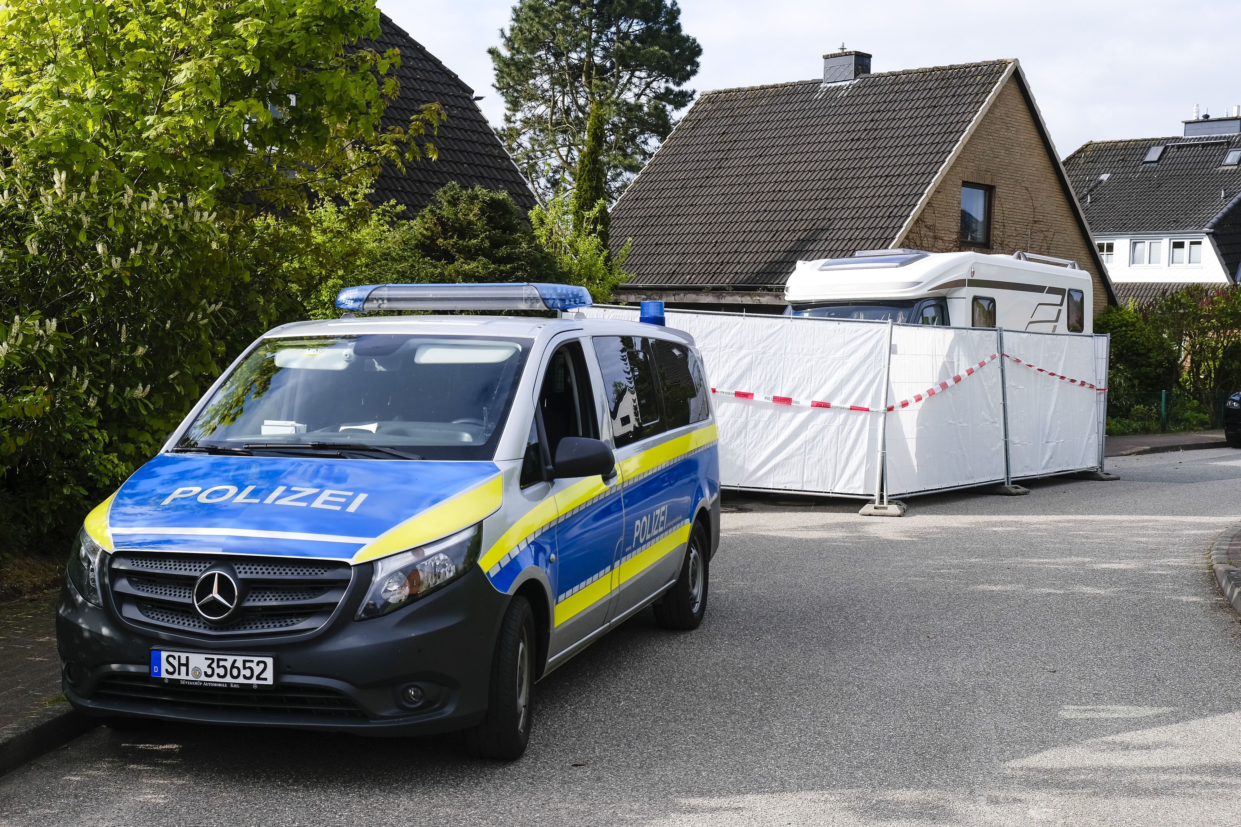 Download von www.picturedesk.com am 20.05.2021 (09:51).  ABD0003_20210520 - DÄNISCHENHAGEN - DEUTSCHLAND: 20.05.2021, Schleswig-Holstein, Dänischenhagen: Ein Streifenwagen der Polizei steht am Haus, in dem am 19.05.2021 zwei Tote gefunden wurden. In dem Ort bei Kiel sind in einer Doppelhaushälfte zwei Menschen getötet worden. Foto: Frank Molter/dpa +++ dpa-Bildfunk +++. - FOTO: APA/dpa/Frank Molter - 20210520_PD1707 - Rechteinfo: Rights Managed (RM)