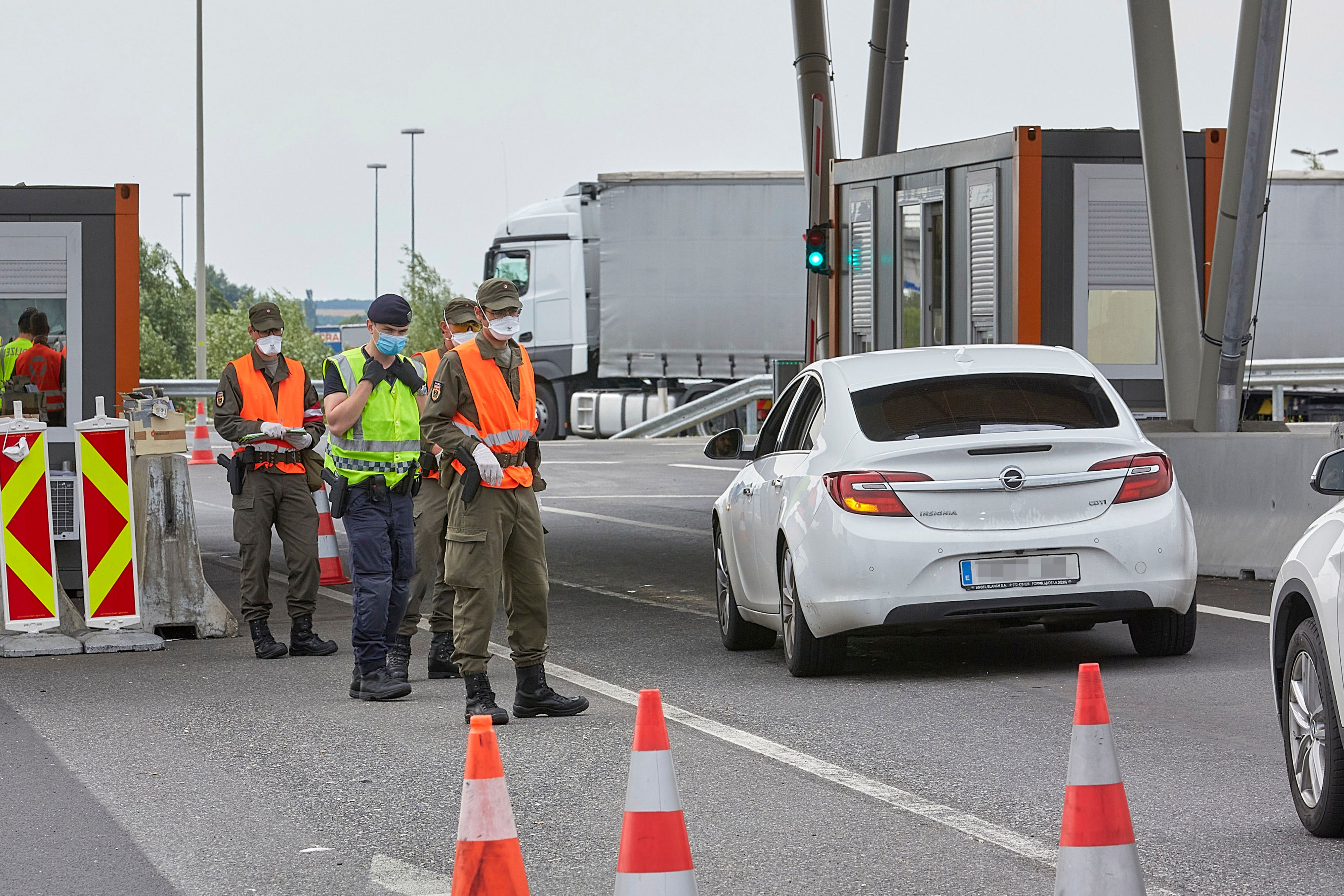 Download von www.picturedesk.com am 20.05.2021 (08:58).  (200616) -- NICKELSDORF (AUSTRIA), June 16, 2020 (Xinhua) -- An Austrian police officer and soldiers check vehicles crossing the border between Austria and Hungary in Nickelsdorf, Austria, on June 16, 2020. Austria reopened to travel from 31 countries including Italy and Greece from June 16 after three months of massive travel restrictions. (Photo by Georges Schneider/Xinhua).Xinhua News Agency / eyevine :...http://. - 20200616_PD11519 - Rechteinfo: Rights Managed (RM)