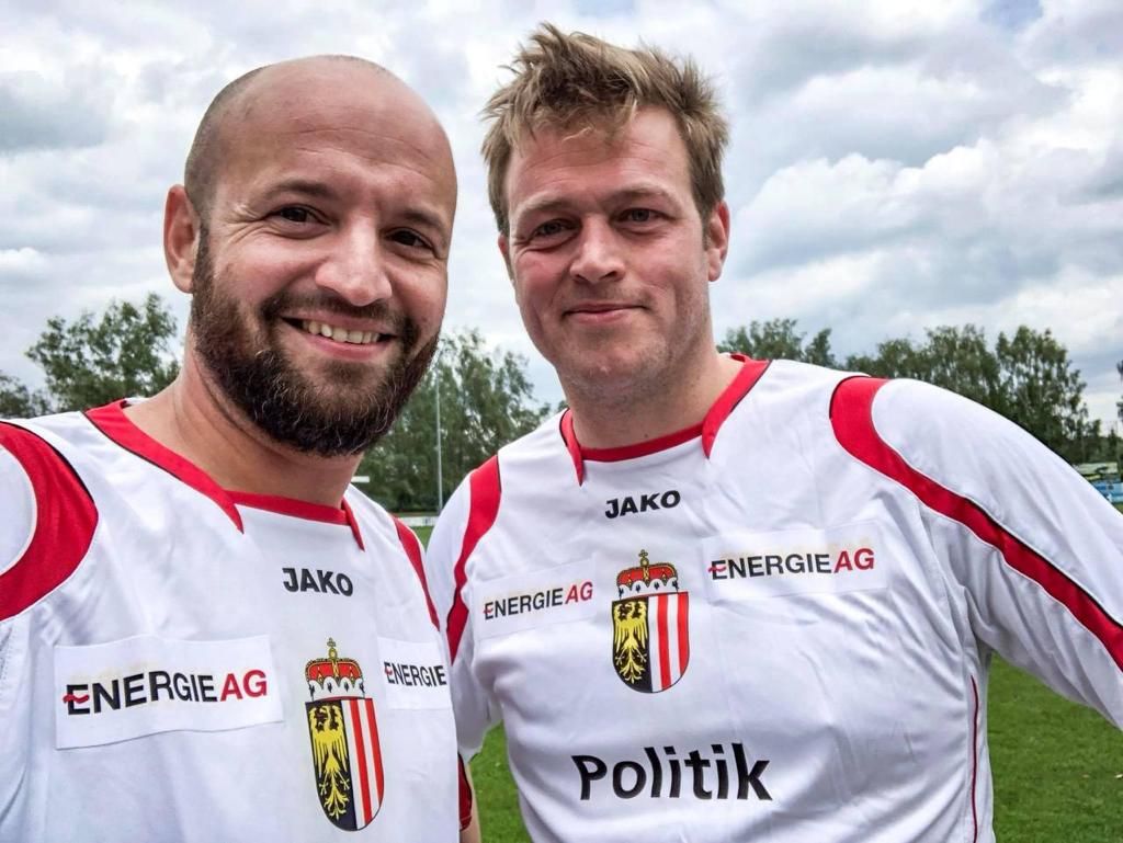 In seiner Freizeit nimmt Fußball (aktiv und passiv) einen wichtigen Platz. Für den FC Landtag kickt er gemeinsam mit Grünen-Landesrat Stefan Kaineder).