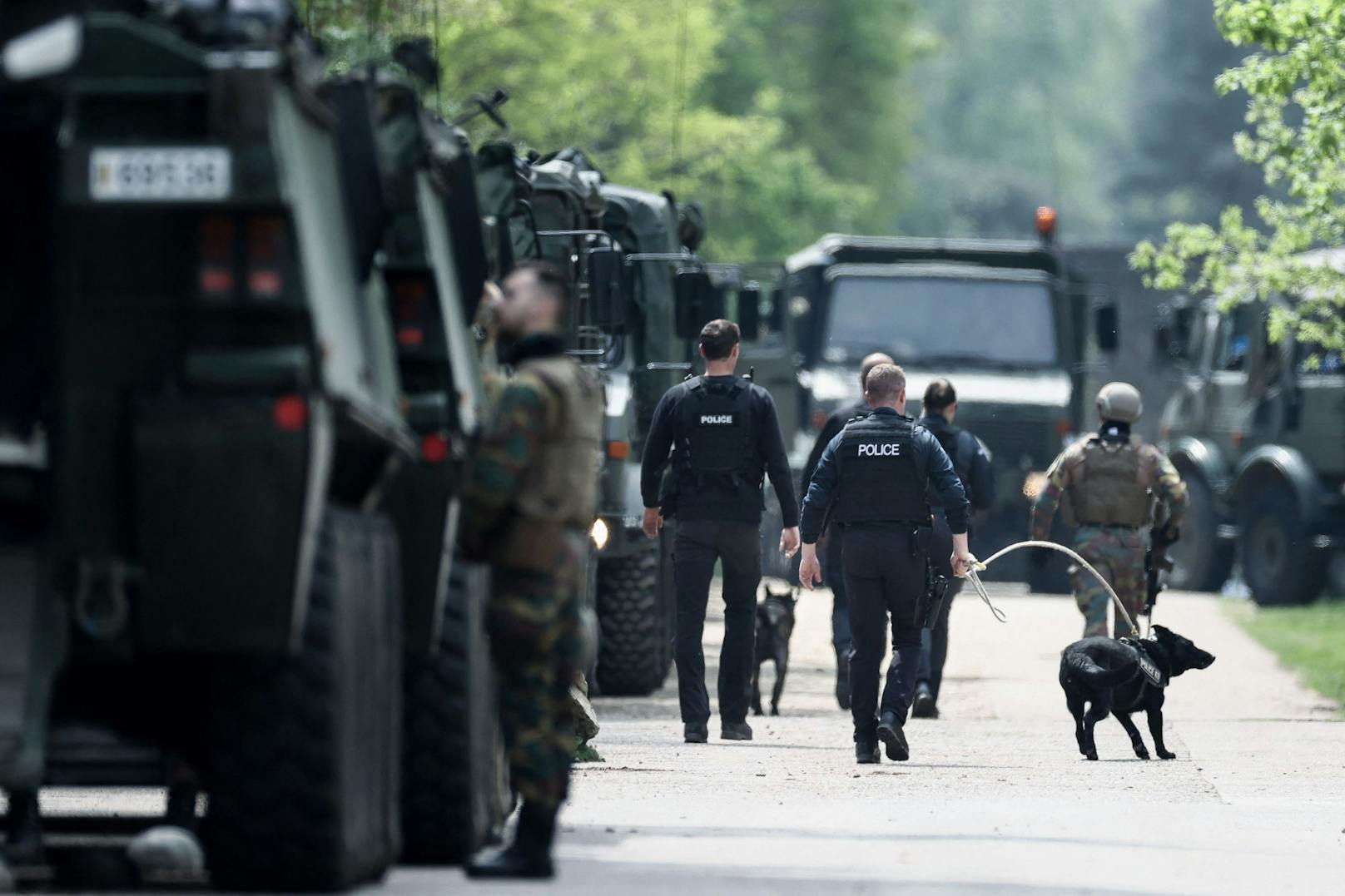 Großaufgebot an Militärs am Eingang des Hoge Kempen Nationalparks in Belgien