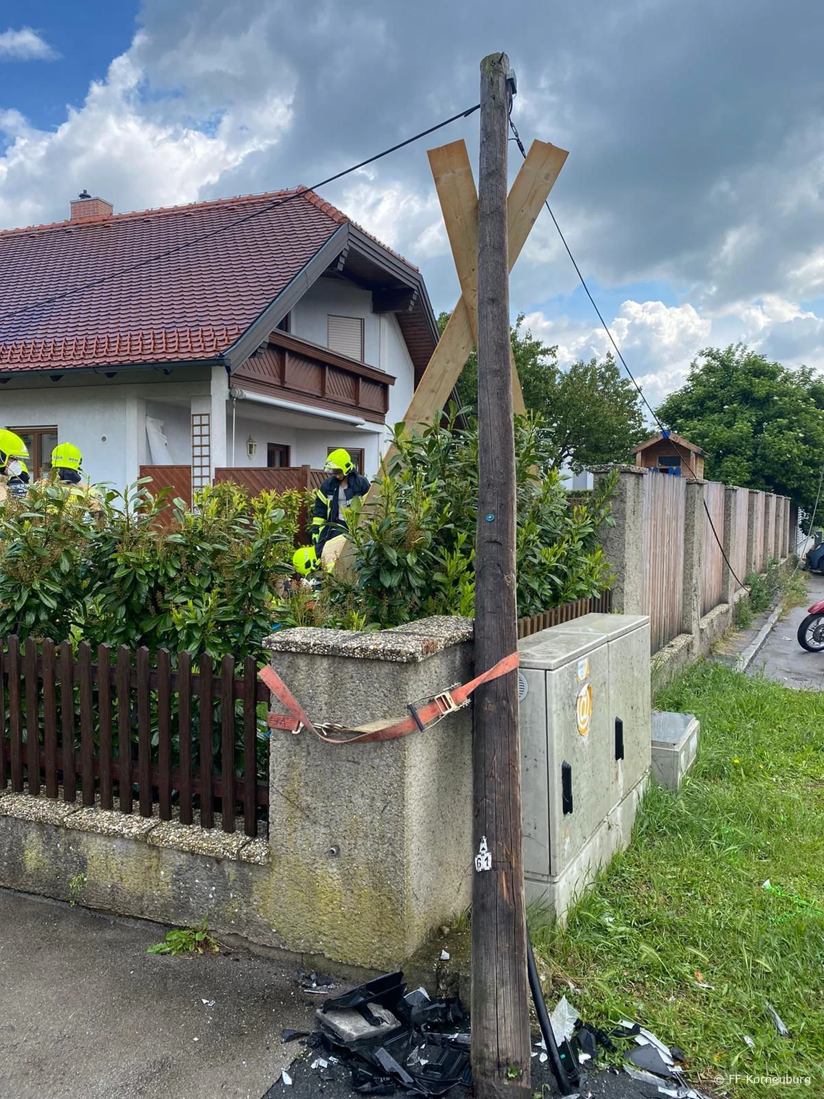Der Telefonmasten musste abgestützt werden.