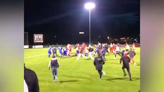 Wüste Szenen kurz nach Abpfiff beim Match FC Embrach – FC Glattbrugg in der Schweiz.