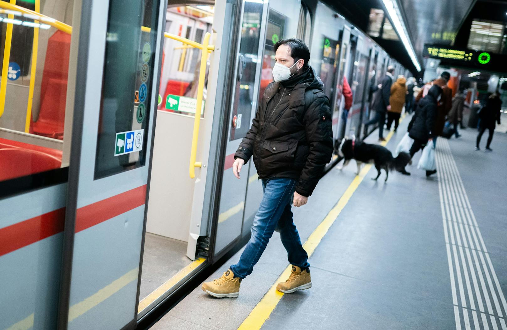 Im öffentlichen Verkehr der Wiener Linien gilt immer noch das verpflichtende Tragen von FFP2-Masken.