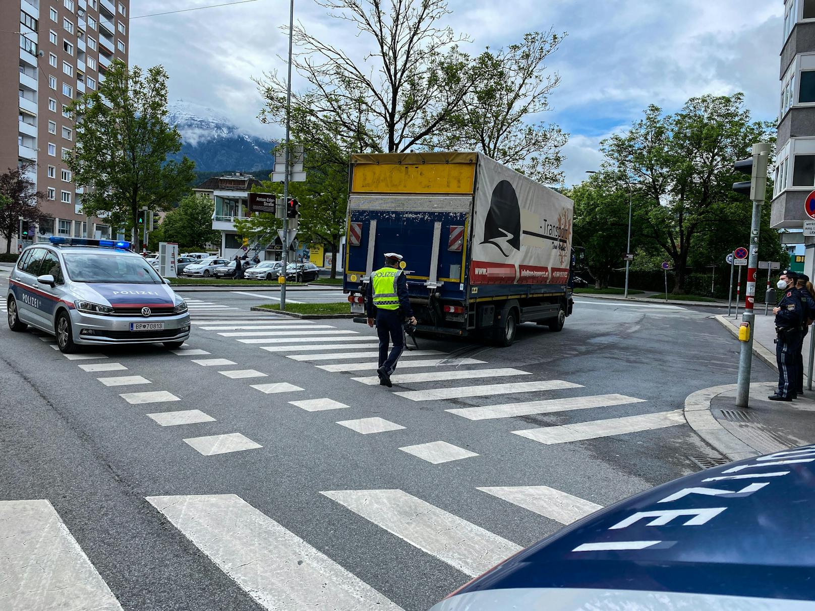 Am Donnerstag gegen 8.50 überrollte ein Lkw an der Kreuzung Amraser Straße / Anton-Eder-Straße eine Radfahrerin.
