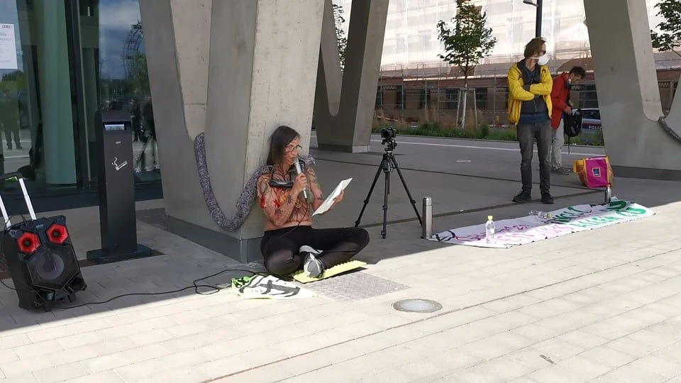 Eine Aktivistin kettete sich am Donnerstag am Praterstern an.