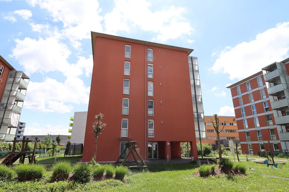 Der 40-Jährige bedrohte Polizisten und den Hausmeister in diesem Haus mit dem Umbringen.