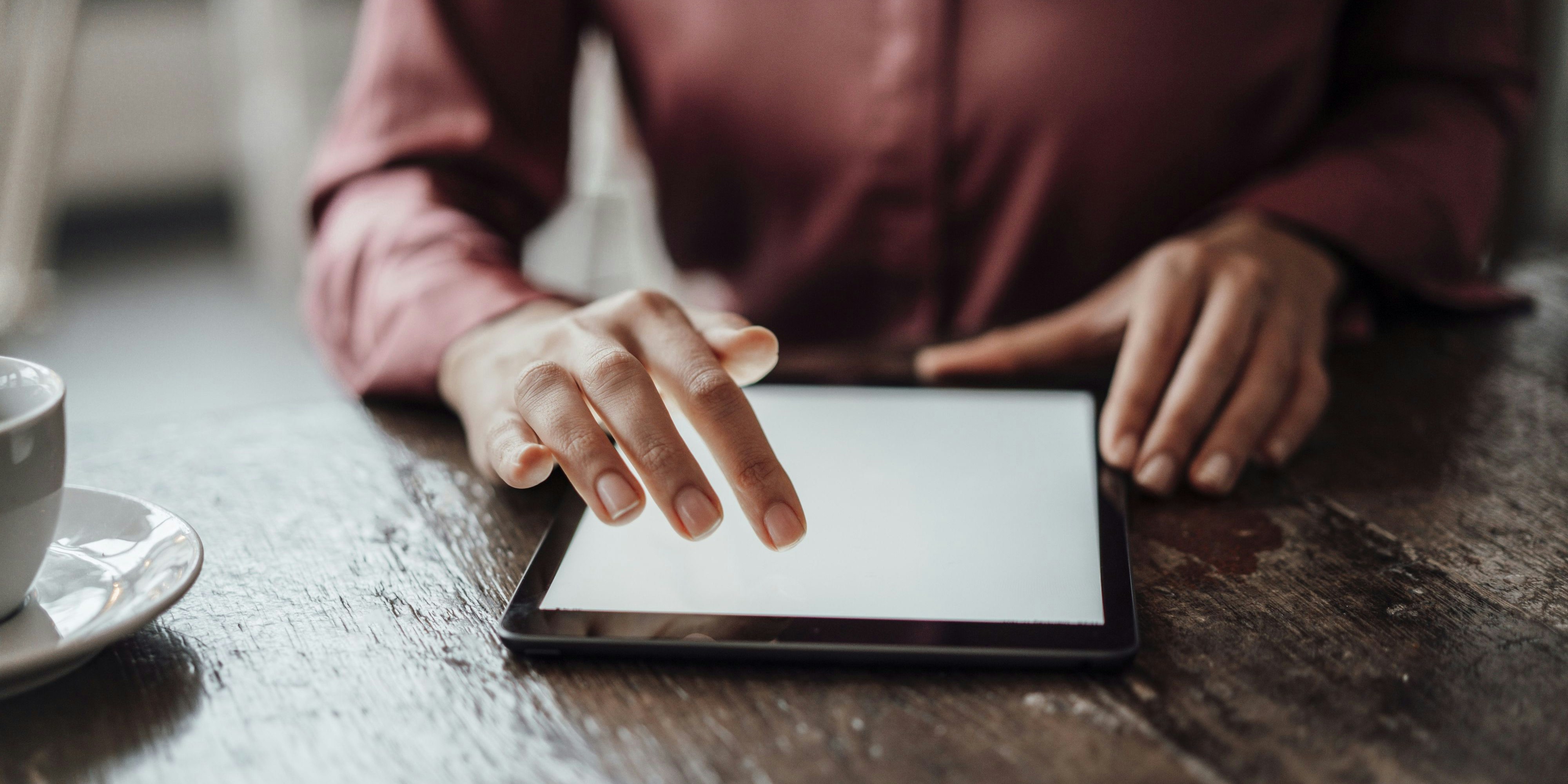 Download von www.picturedesk.com am 20.05.2021 (11:34).  Businesswoman's hand using digital tablet at table in cafe - 20210203_PD15618 - Rechteinfo: Royalty Free (RF) Model Released