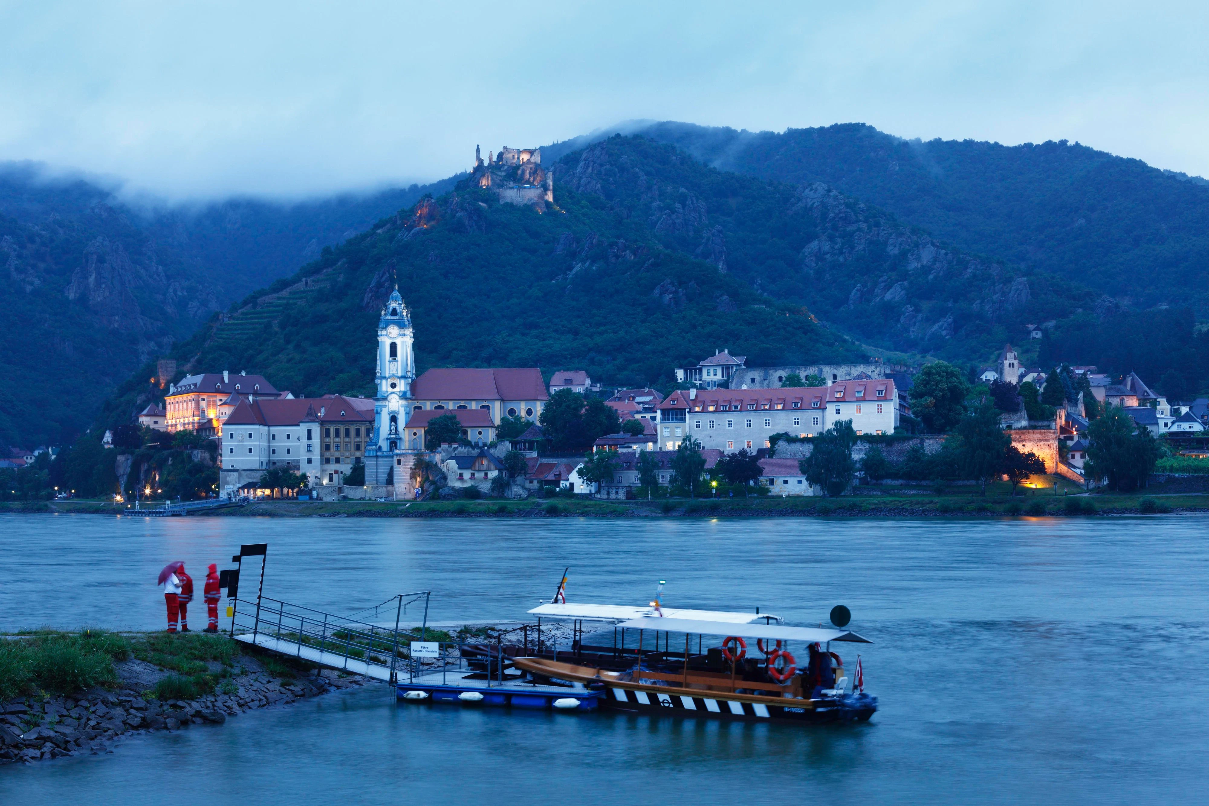 Blick von Rossatzbach über die Donau auf Dürnstein in der Wachau.