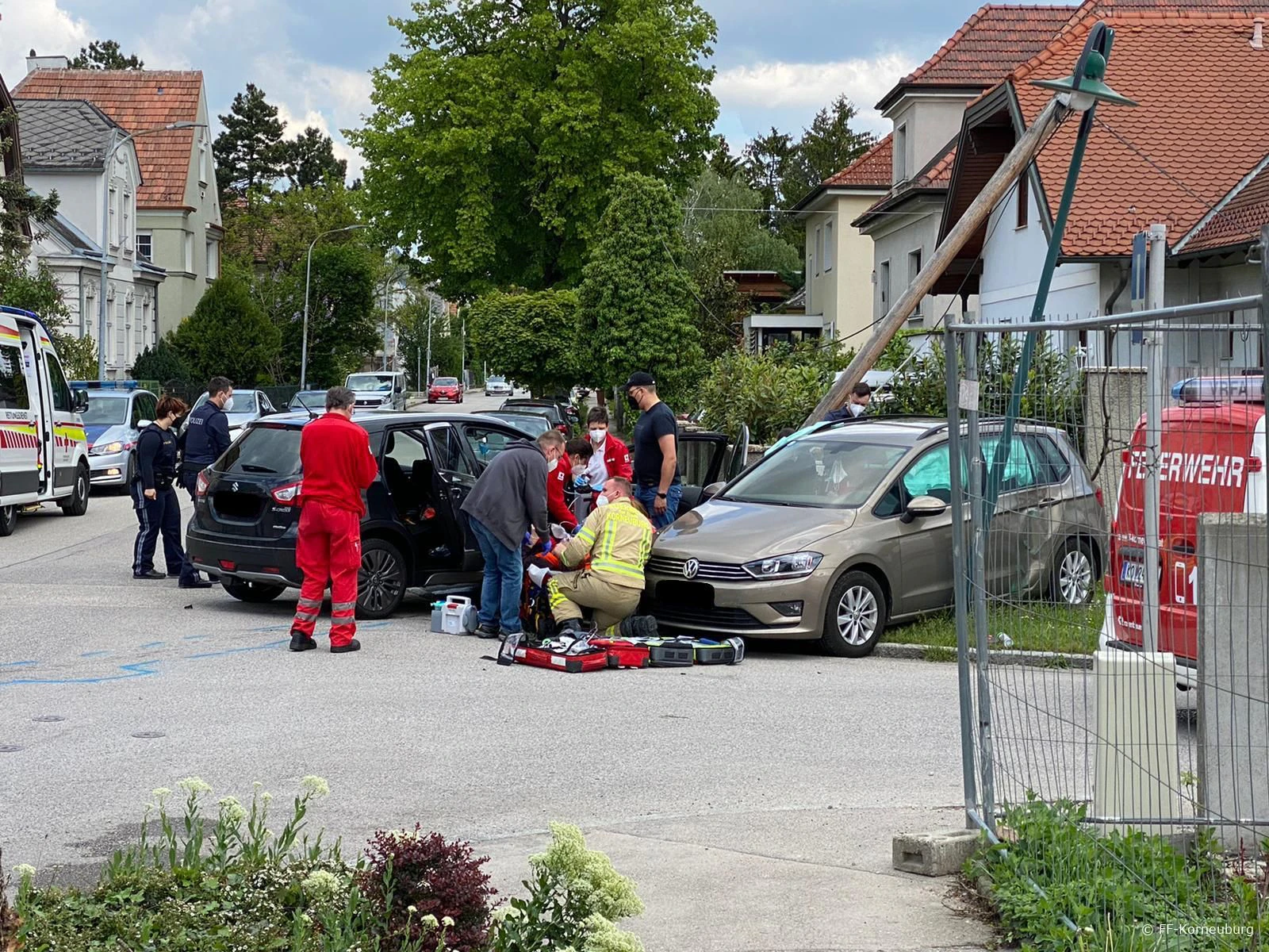 Zwei Autos krachten gegen einen Masten.