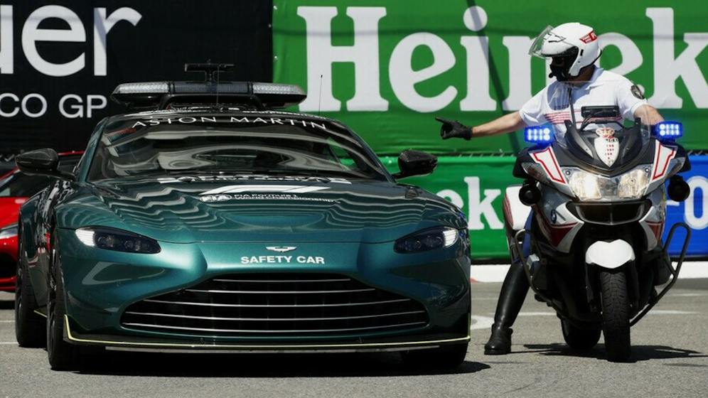 Die Polizei hält das Safety Car auf