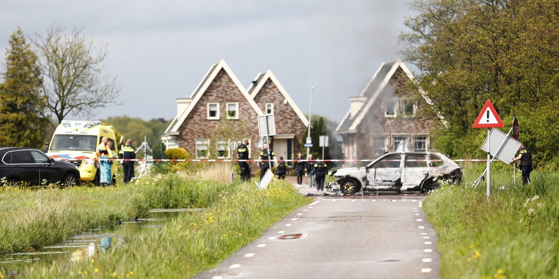 Download von www.picturedesk.com am 20.05.2021 (07:15).  Emergency services stand near a burnt car in Broek in Waterland, on May 19, 2021. - At least six suspects were arrested in connection with a shooting incident and a robbery in Amsterdam Noord on May 19, 2021. (Photo by Laurens BOSCH / ANP / AFP) / Netherlands OUT - 20210519_PD9045 - Rechteinfo: Rights Managed (RM) Nur für redaktionelle Nutzung! Werbliche Nutzung erfordert Freigabe: bitte schicken Sie uns eine Anfrage.