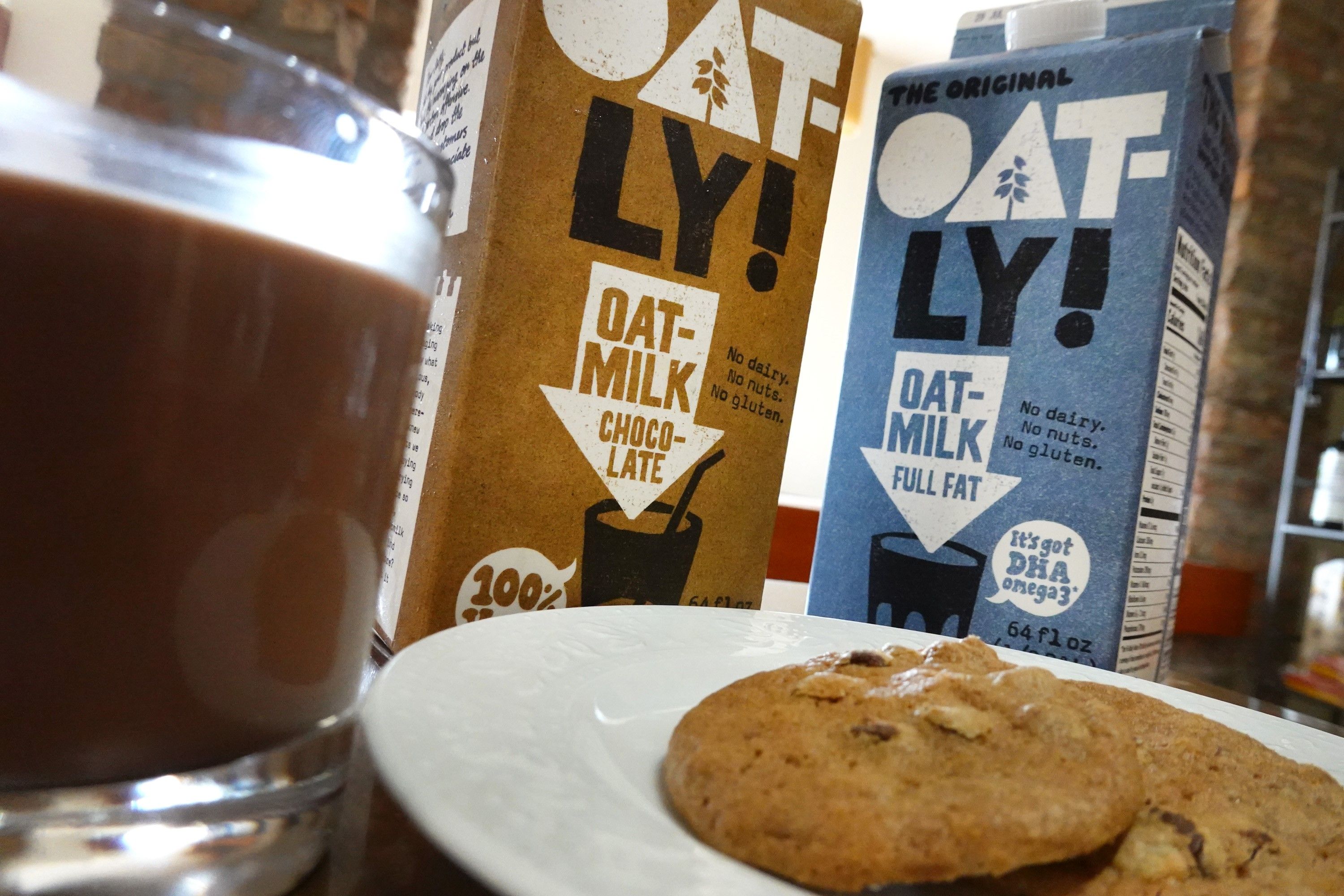 Download von www.picturedesk.com am 21.05.2021 (07:27).  CHICAGO, ILLINOIS - MAY 20: In this photo illustration Oatly oat milk products are shown on May 20, 2021 in Chicago, Illinois. Oatly began trading on the Nasdaq today after listing its initial public offering at $17-per-share, giving the company an implied valuation of $10 billion. (Photo Illustration by Scott Olson/Getty Images).== FOR NEWSPAPERS, INTERNET, TELCOS & TELEVISION USE ONLY == - 20210520_PD13490 - Rechteinfo: Rights Managed (RM) Fotografische Urheberrechte sind garantiert. Der Kunde selbst hat insbesondere die Persönlichkeitsrechte der abgebildeten Personen in eigener Verantwortung zu beachten (AGBs Punkt 5). Nur für redaktionelle Nutzung durch Tageszeitungen und Onlinemedien!