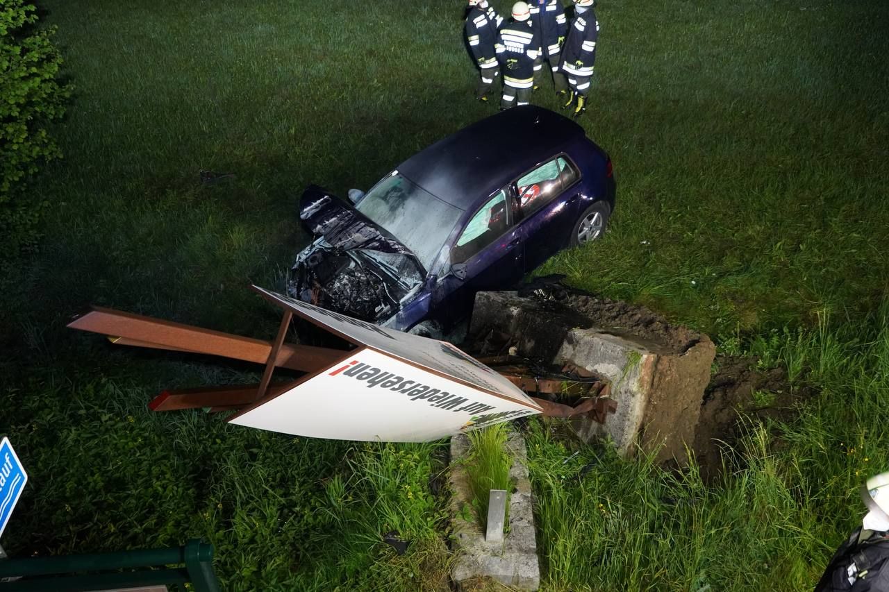 Der Lenker krachte gegen einen Betonklotz.