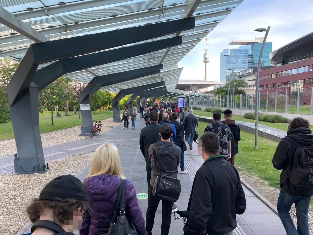 Impf-Warteschlange beim Austria Center in der Wiener Donaustadt