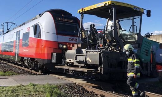 Der Zug kollidierte mit einer Aspahltiermaschine