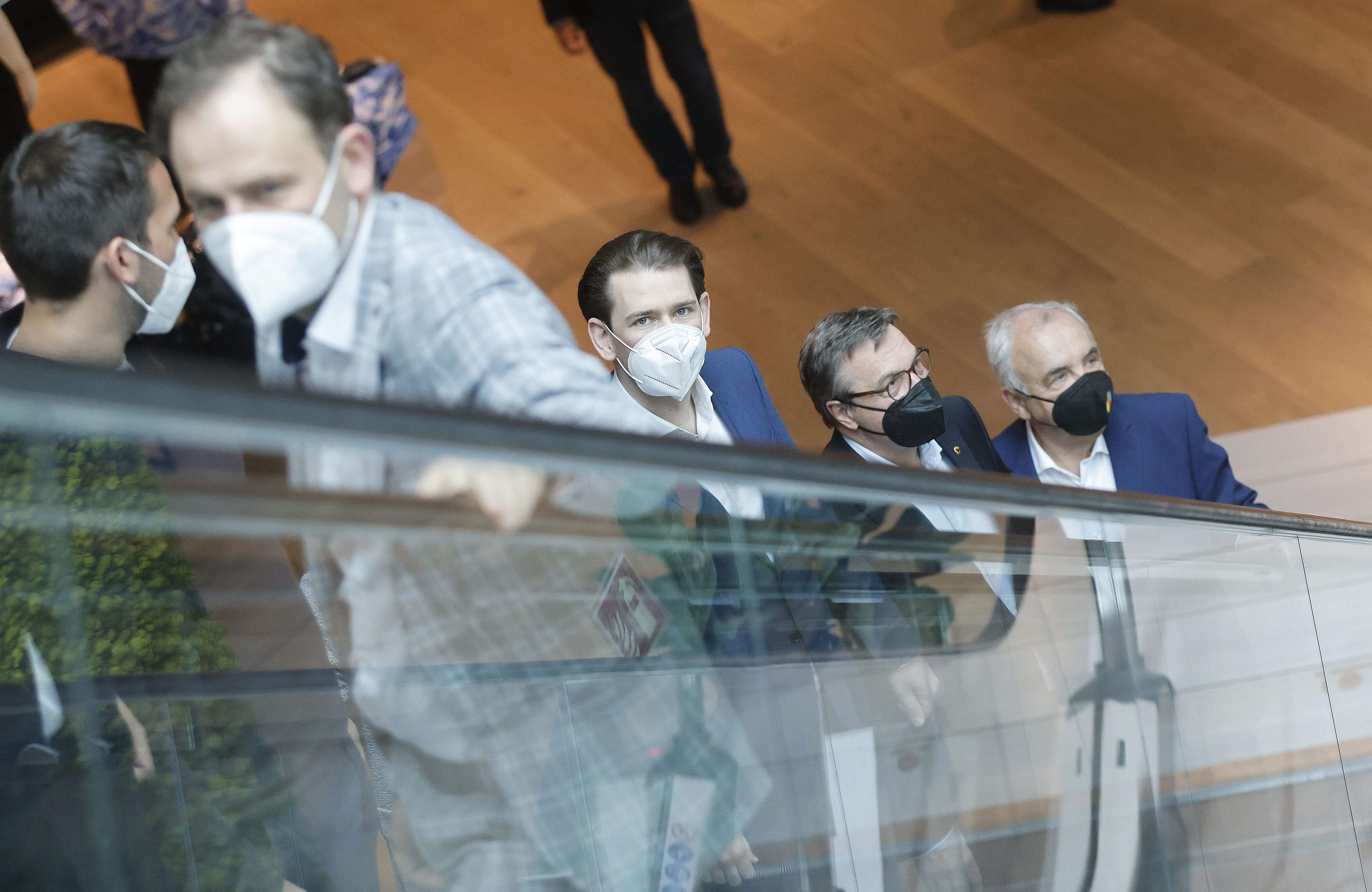 Download von www.picturedesk.com am 21.05.2021 (15:59).  *** SERVICEBILD *** ABD0062_20210521 - INNSBRUCK - ÖSTERREICH: ++ HANDOUT ++ Bundeskanzler Sebastian Kurz (ÖVP) und LH Günther Platter (ÖVP) am Freitag, 21. Mai 2021, anl. eines Besuches des Kaufhauses Feucht & Sportler in Innsbruck. - FOTO: APA/BUNDESKANZLERAMT/DRAGAN TATIC - ++ WIR WEISEN AUSDRÜCKLICH DARAUF HIN, DASS EINE VERWENDUNG DES BILDES AUS MEDIEN- UND/ODER URHEBERRECHTLICHEN GRÜNDEN AUSSCHLIESSLICH IM ZUSAMMENHANG MIT DEM ANGEFÜHRTEN ZWECK UND REDAKTIONELL ERFOLGEN DARF - VOLLSTÄNDIGE COPYRIGHTNENNUNG VERPFLICHTEND ++ - 20210521_PD4331 - Rechteinfo: Servicebild (SB) Bei diesem Bild ist PictureDesk ausschlieÃlich technischer Dienstleister und stellt eine technische BearbeitungsgebÃ¼hr in Rechnung. PictureDesk ist weder Urheber noch Rechteinhaber. Die Nutzung liegt in alleiniger Verantwortung des Kunden. Nur fÃ¼r redaktionelle Nutzung!