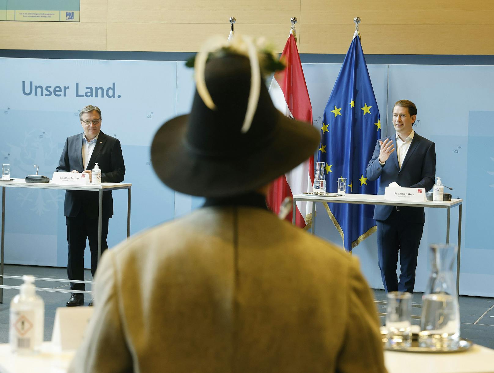 Bundeskanzler Sebastian Kurz (ÖVP, r.) und LH Günther Platter (ÖVP) treffen am Freitag, 21. Mai 2021, mit Vertretern von Traditionsverbänden in Innsbruck zusammen.