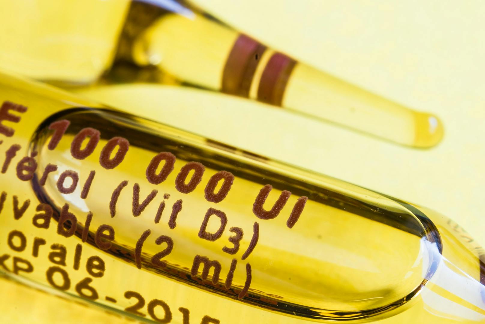 Im Internet kursiert, dass man sich mit Vitamin-D-Mitteln vor Corona schützen kann. Das klingt verlockend – stimmt laut einer neuen Studie aber nicht.