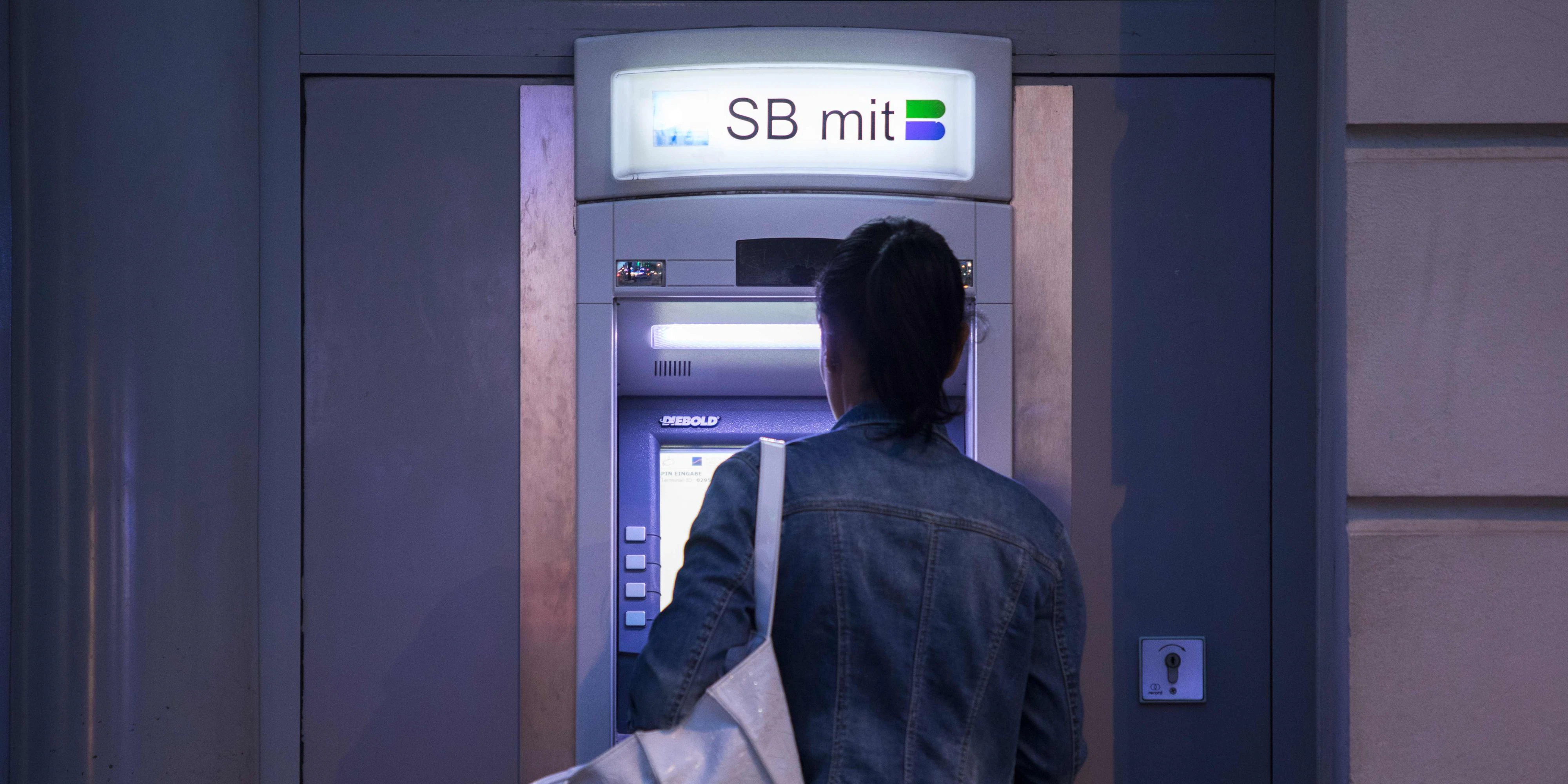 Bankomat: Bargeld-Behebung an einem Gerät in Wien (Archivfoto)
